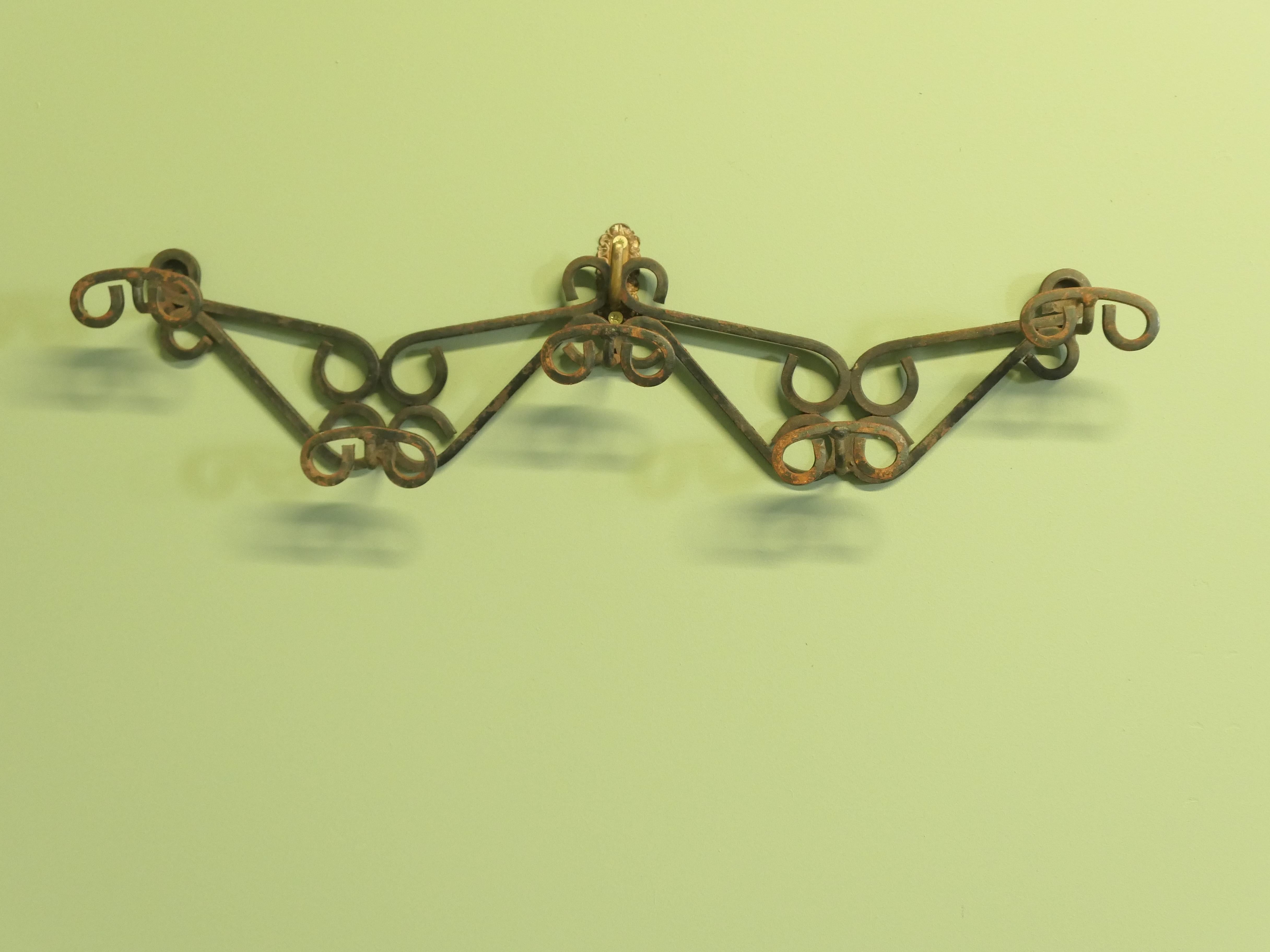 Metà XX secolo Appendiabiti e cappelliera francese in ferro battuto Si tratta di un pezzo di ferro di alta qualità. in vendita