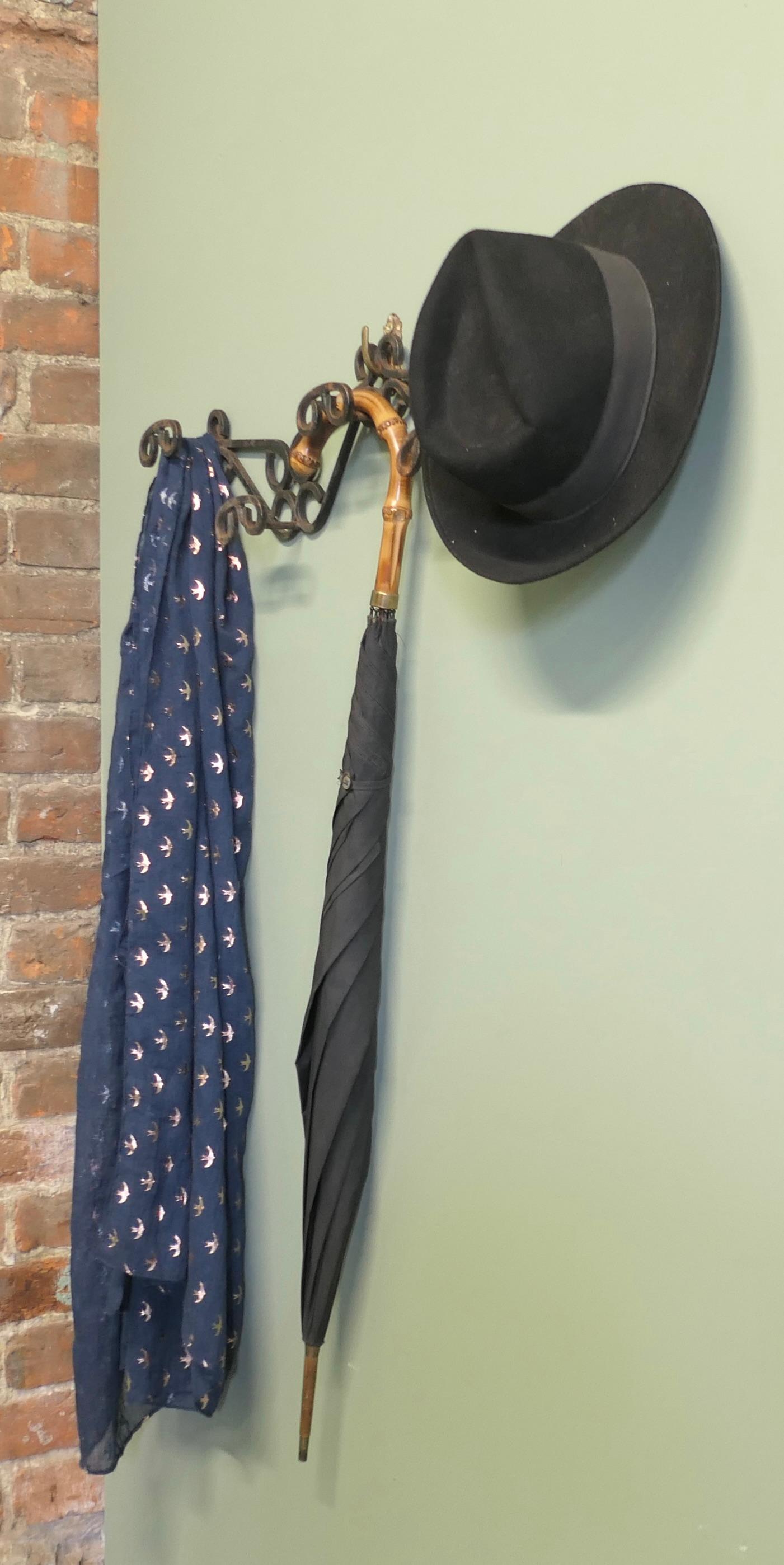 Ferro Appendiabiti e cappelliera francese in ferro battuto Si tratta di un pezzo di ferro di alta qualità. in vendita