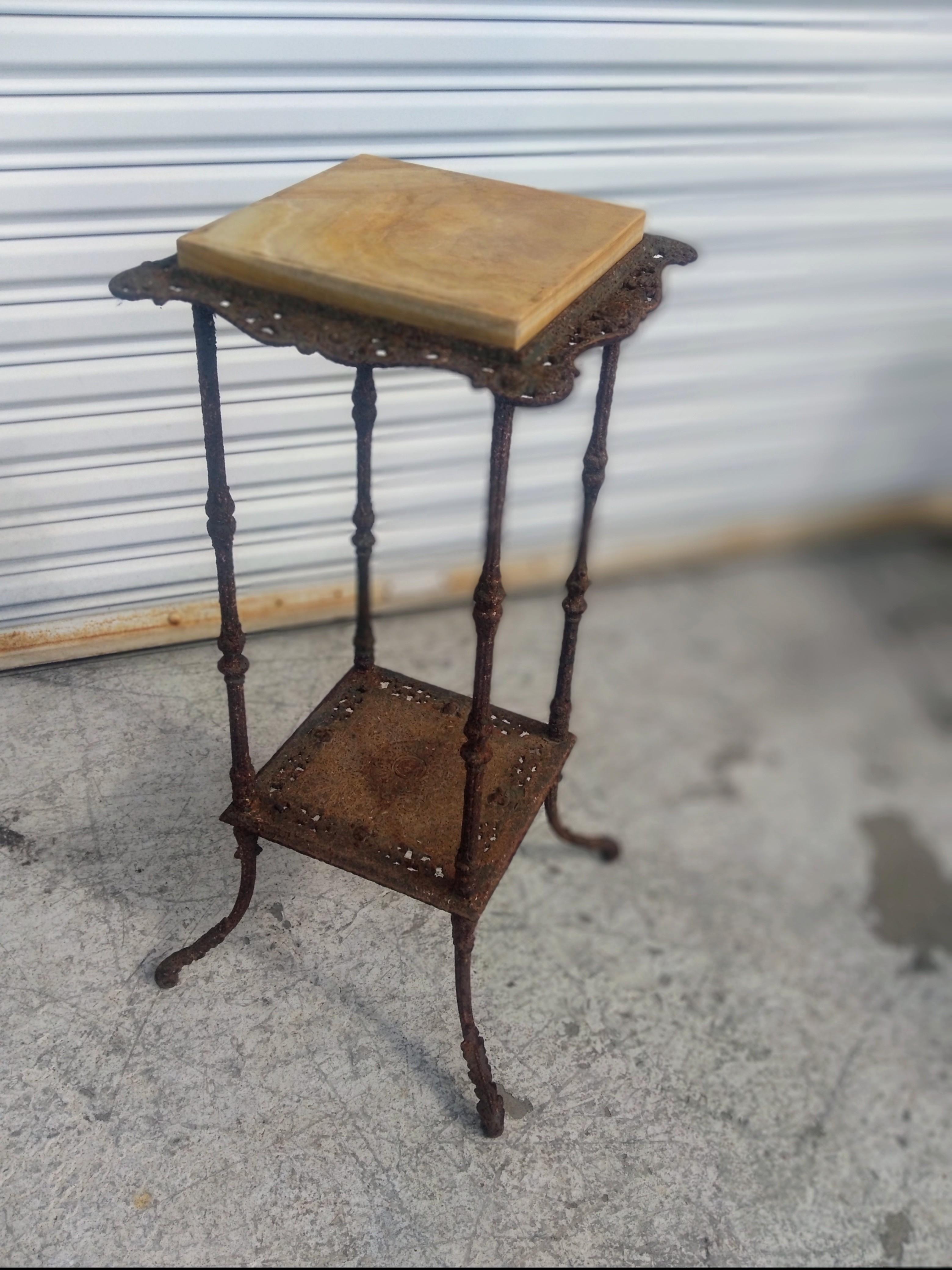 Voici un magnifique guéridon en fer forgé à plateau en marbre. Il s'agit d'une forme tressée ou torsadée de travail du fer forgé avec des piercings tout au long de la pièce. Le marbre est merveilleusement patiné ainsi que les ferronneries. 