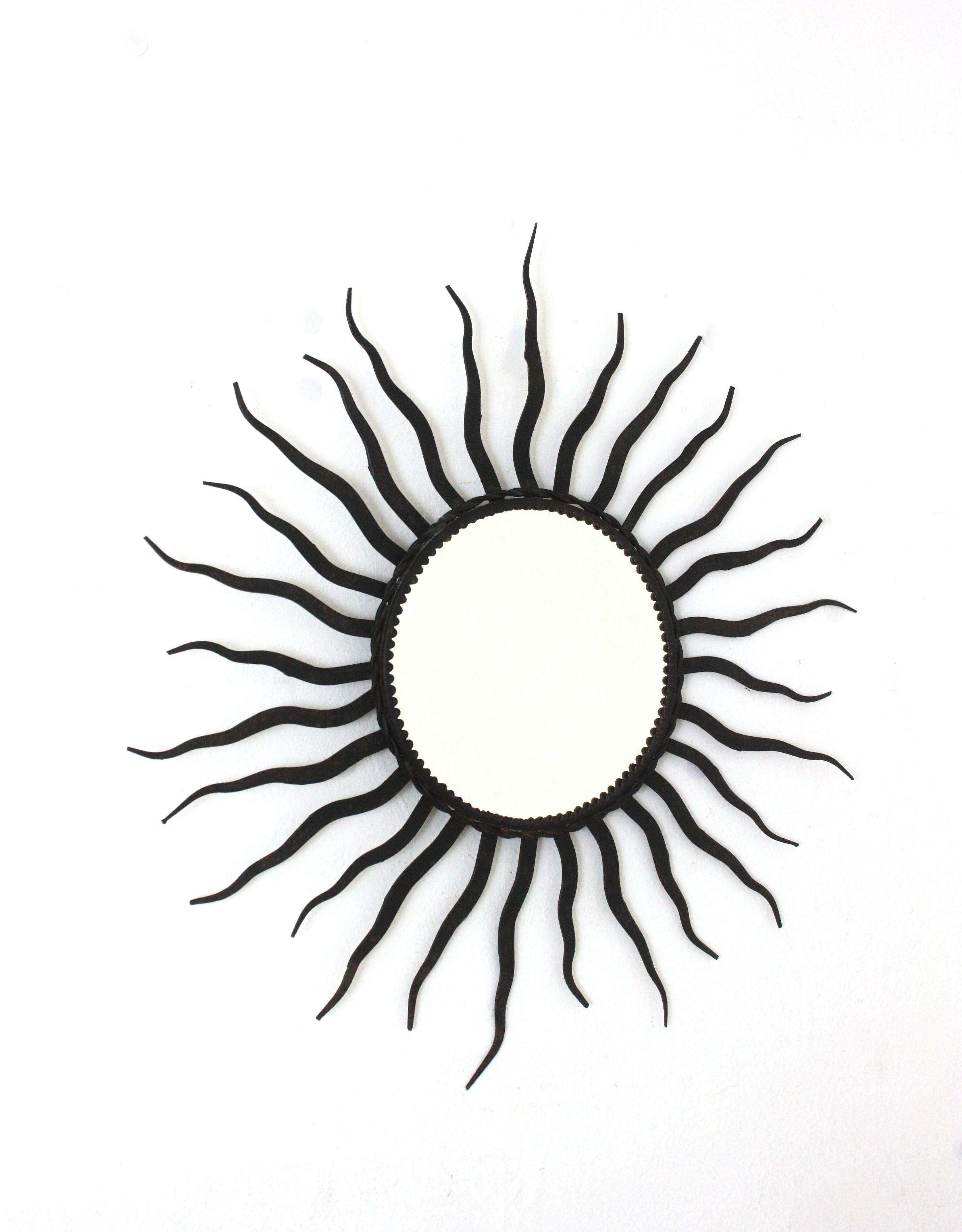 Specchio a raggiera alla maniera di Gilbert Poillerat, Ferro battuto. Francia, anni '40.
Questo specchio da parete sunburst ha un accattivante design a raggiera. Interamente realizzato a mano in ferro. Realizzato a mano nello stile di