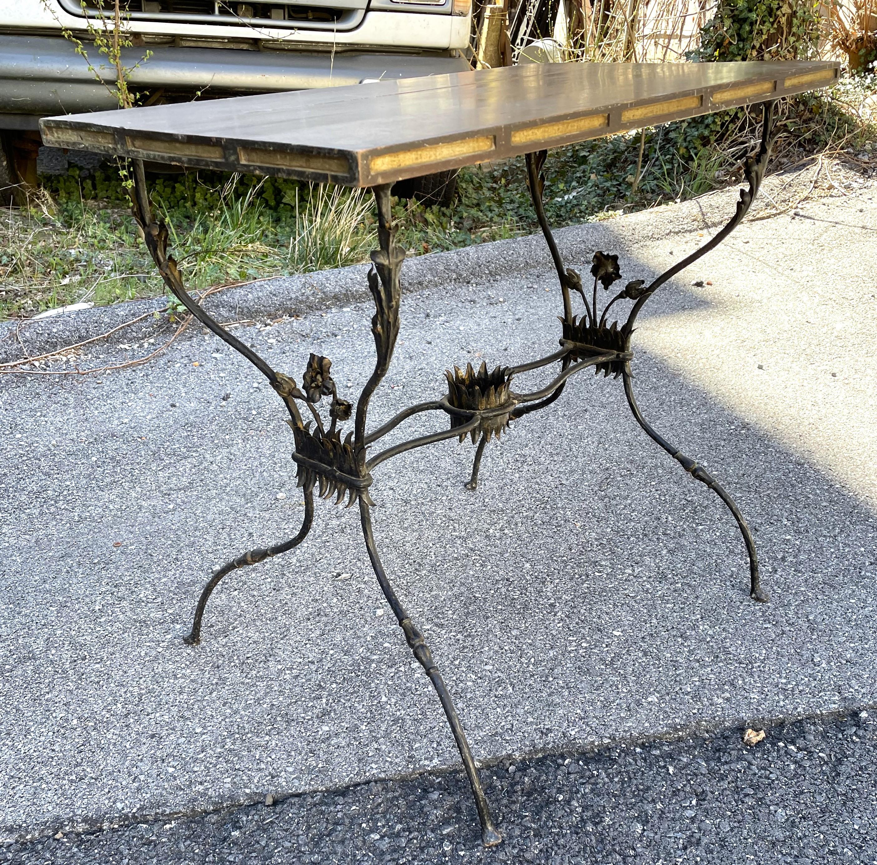 Table en fer forgé avec fleurs et plateau en bois en vente 2