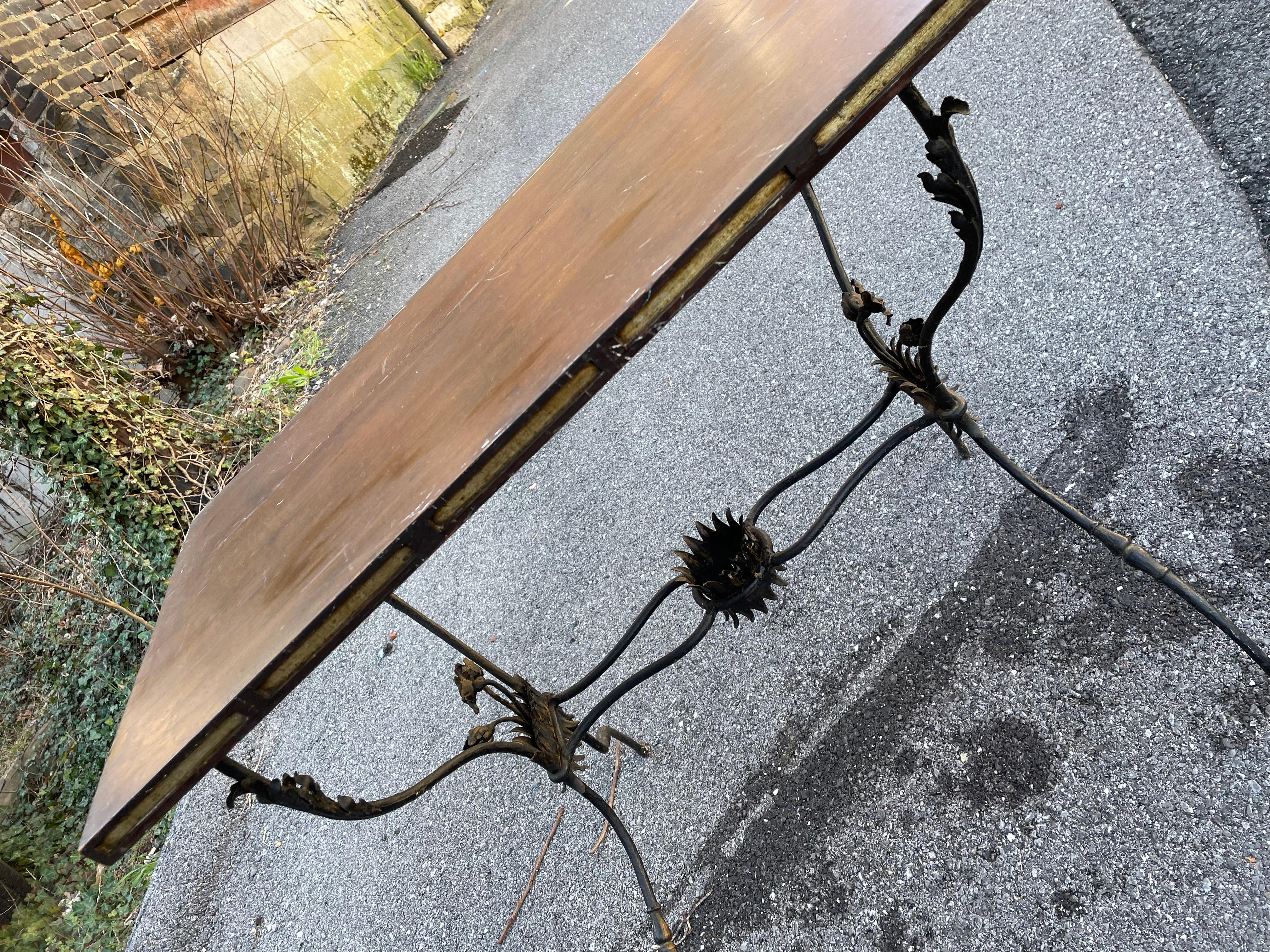 Sculpté Table en fer forgé avec fleurs et plateau en bois en vente