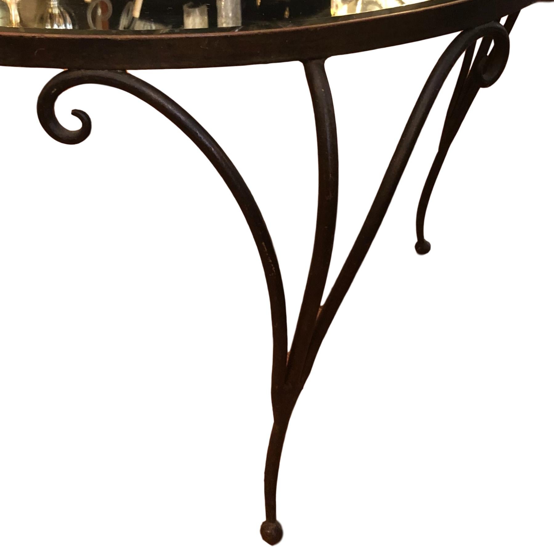 Table en fer forgé français avec plateau miroir Bon état - En vente à New York, NY