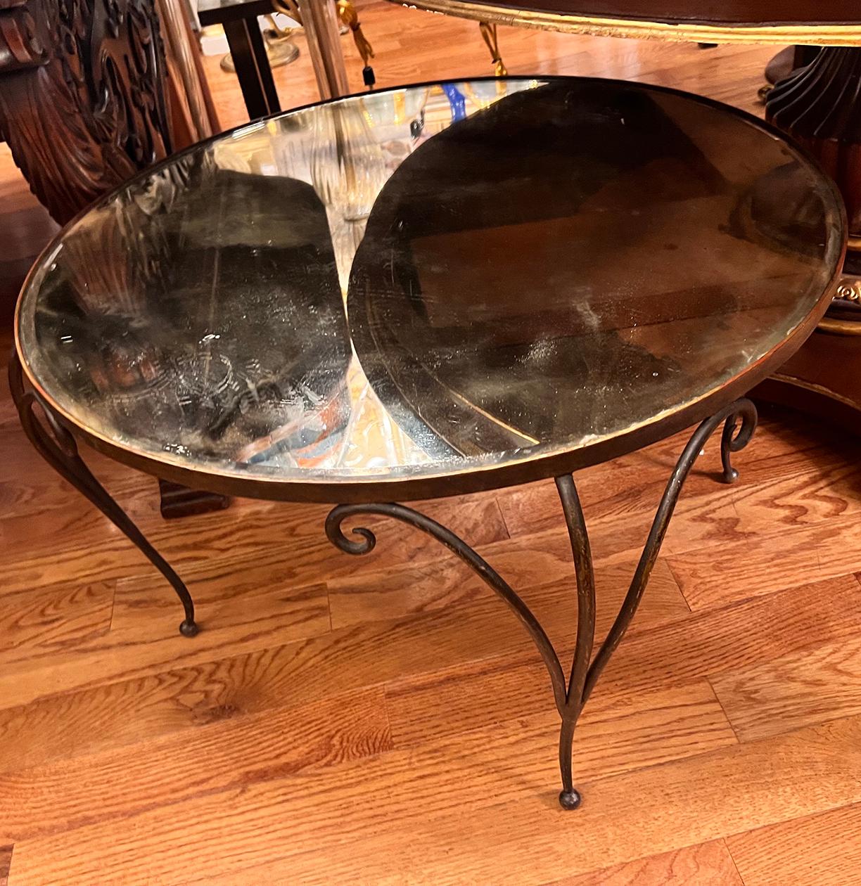Milieu du XXe siècle Table en fer forgé français avec plateau miroir en vente
