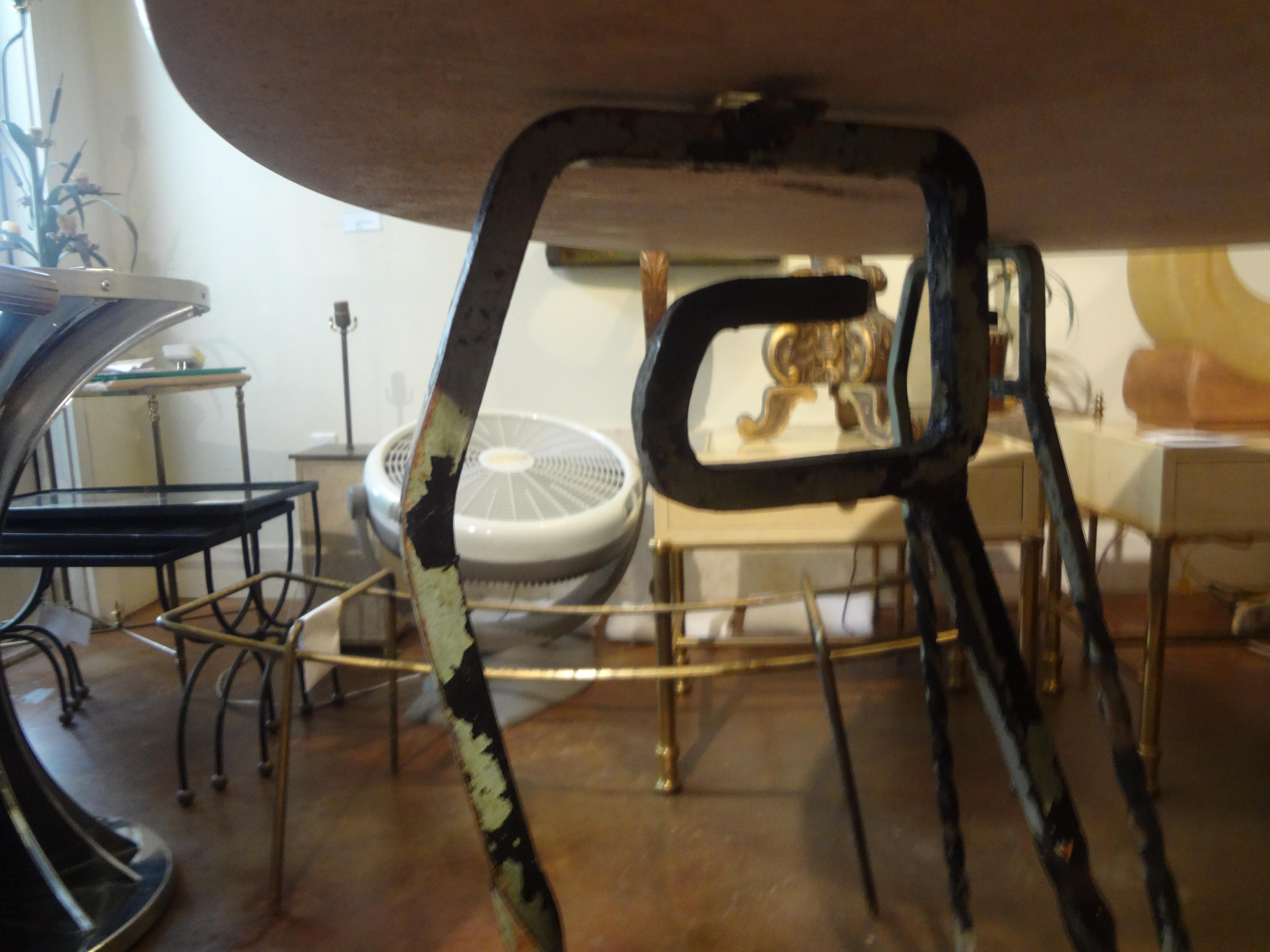 Table en fer forgé français avec plateau en travertin Bon état - En vente à Houston, TX
