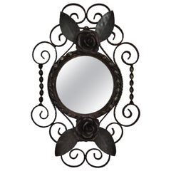 Specchio francese del 1940 in ferro battuto con cornice a volute floreali