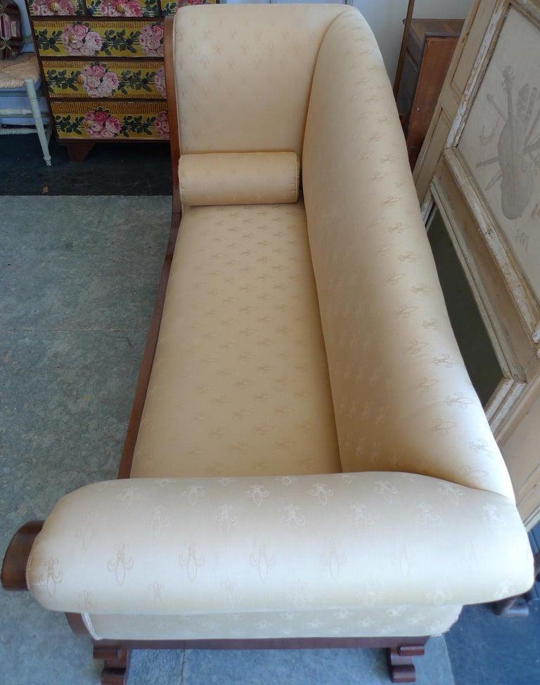 French xix Empire Walnut Chaise Lounge Reupholstered with Vintage Fabric In Distressed Condition In Santa Monica, CA