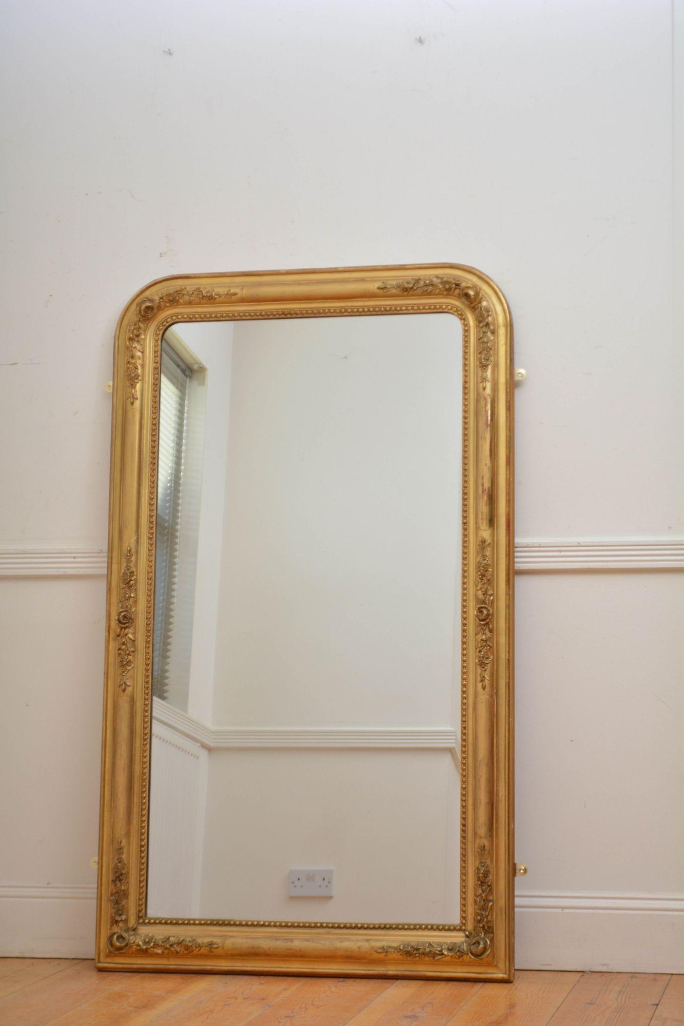 Sn5646 Specchio da parete o da consolle in legno dorato molto attraente della metà del XIX secolo, con vetro originale con lievi imperfezioni e cornice perlinata e modanata decorata con motivi floreali. Questo specchio d'epoca conserva il vetro, la
