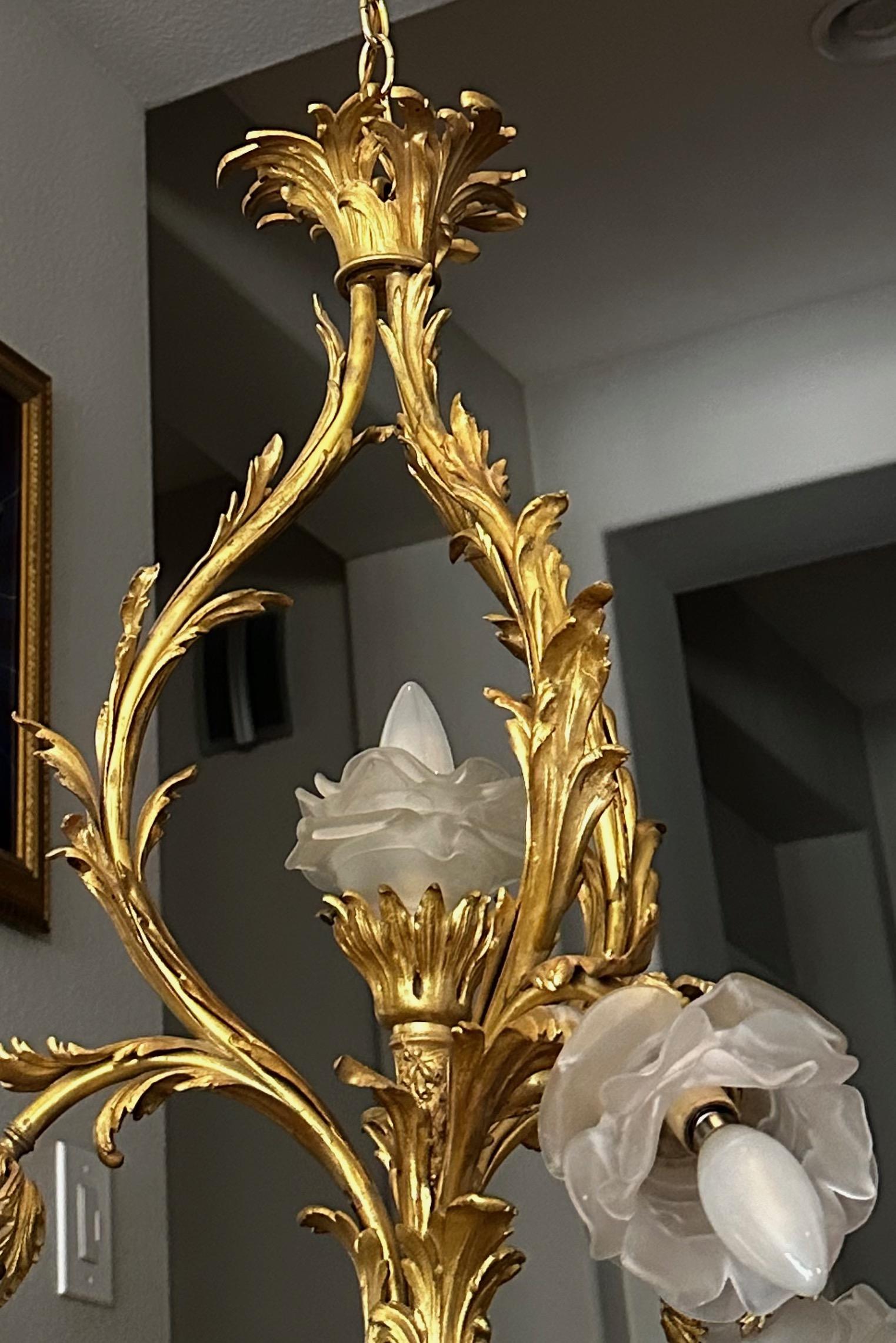 Lámpara colgante de bronce dorado y cristal rosa estilo XV francés en venta 5
