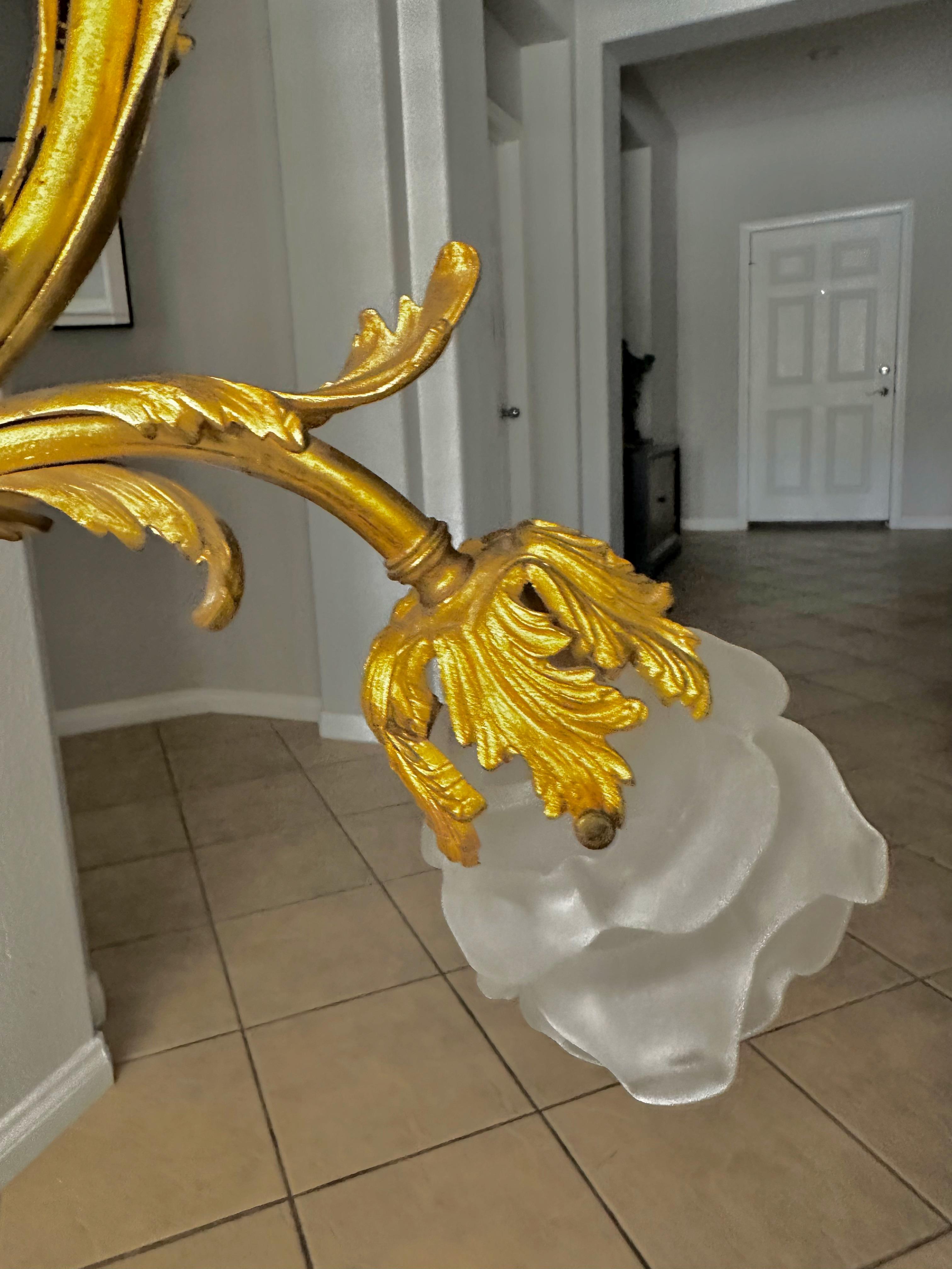 Anhänger-Kronleuchter aus vergoldeter Bronze und Rosenglas im französischen XV.-Stil 8