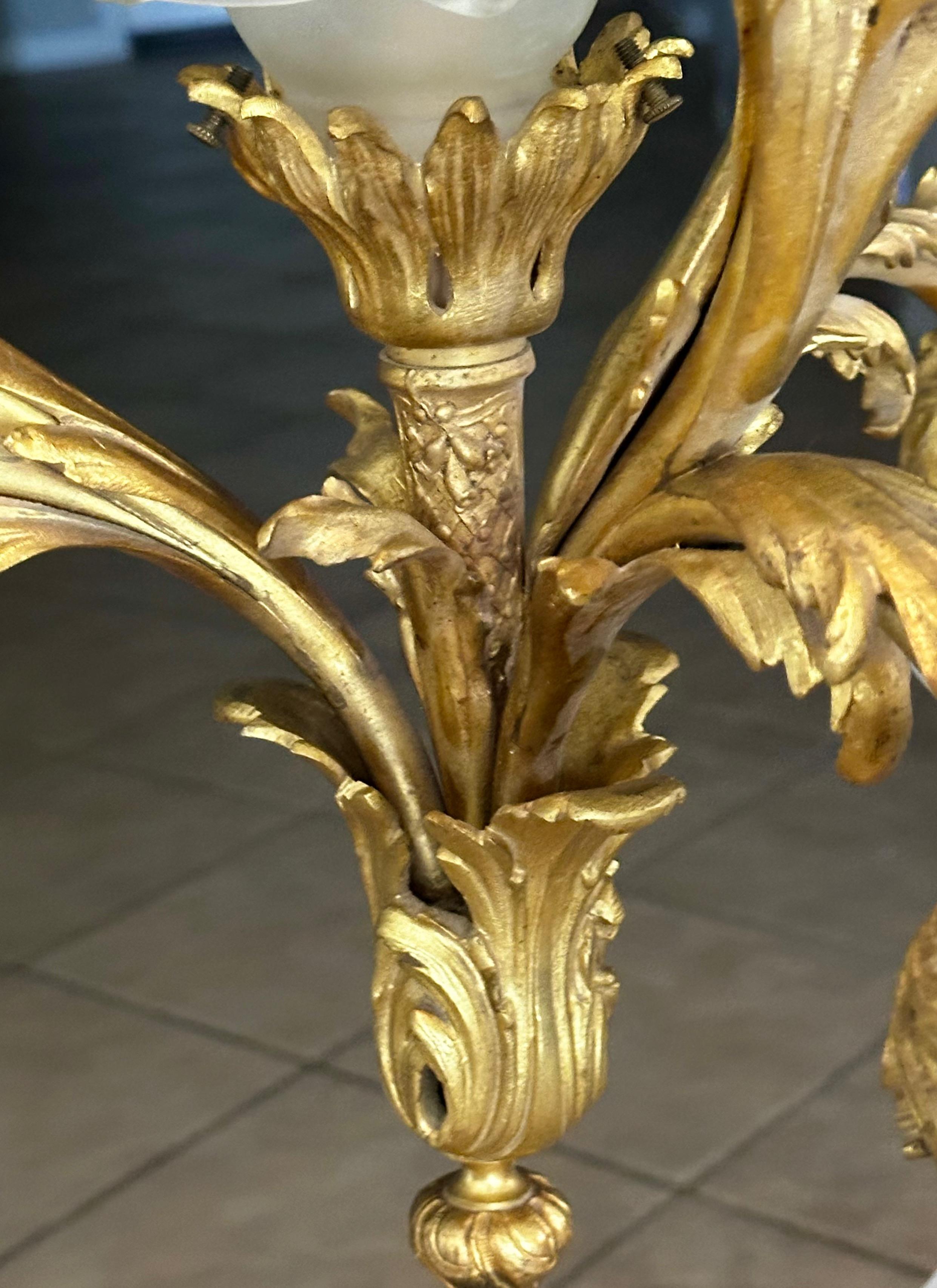 Lámpara colgante de bronce dorado y cristal rosa estilo XV francés en venta 7