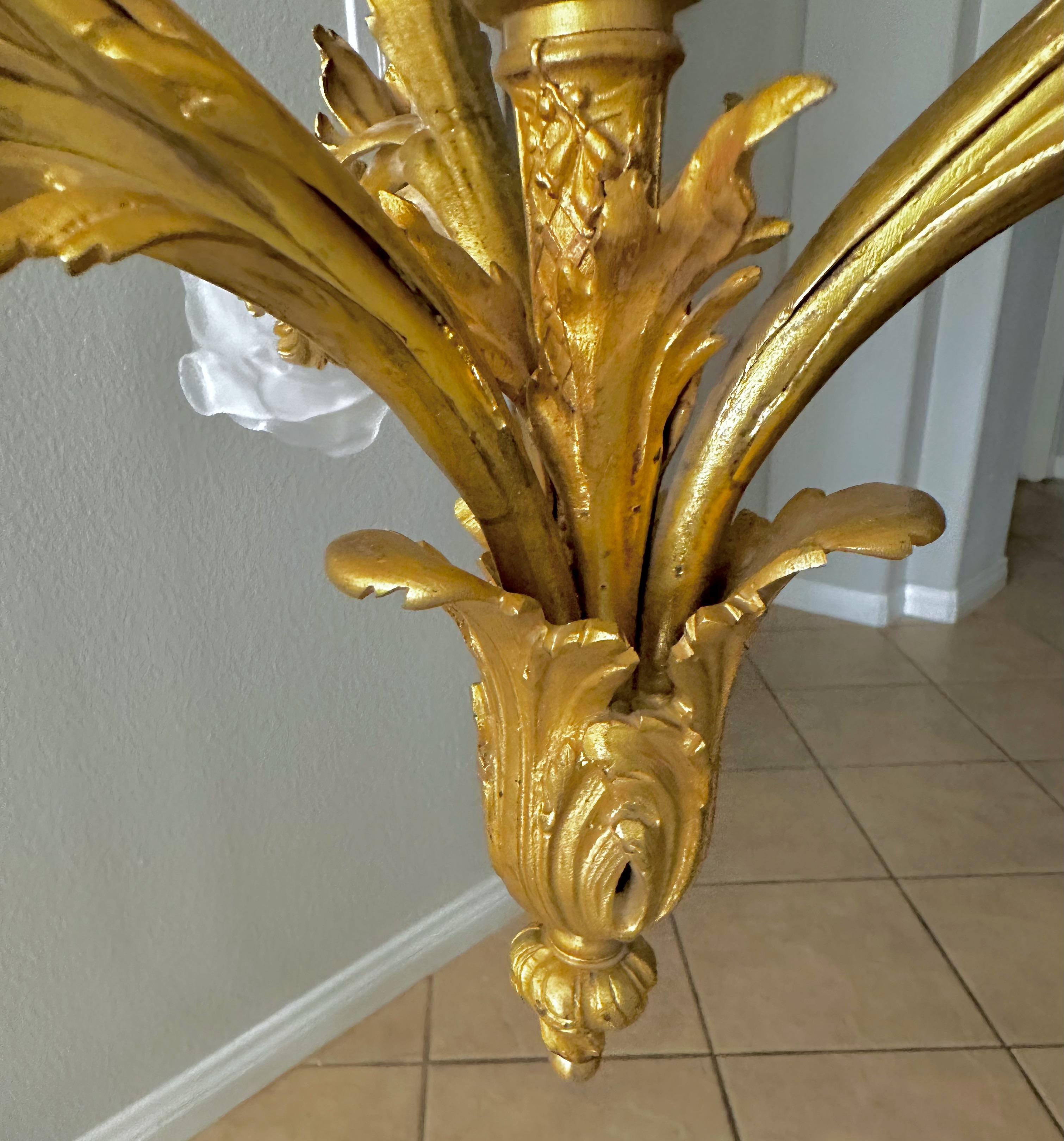Anhänger-Kronleuchter aus vergoldeter Bronze und Rosenglas im französischen XV.-Stil 9
