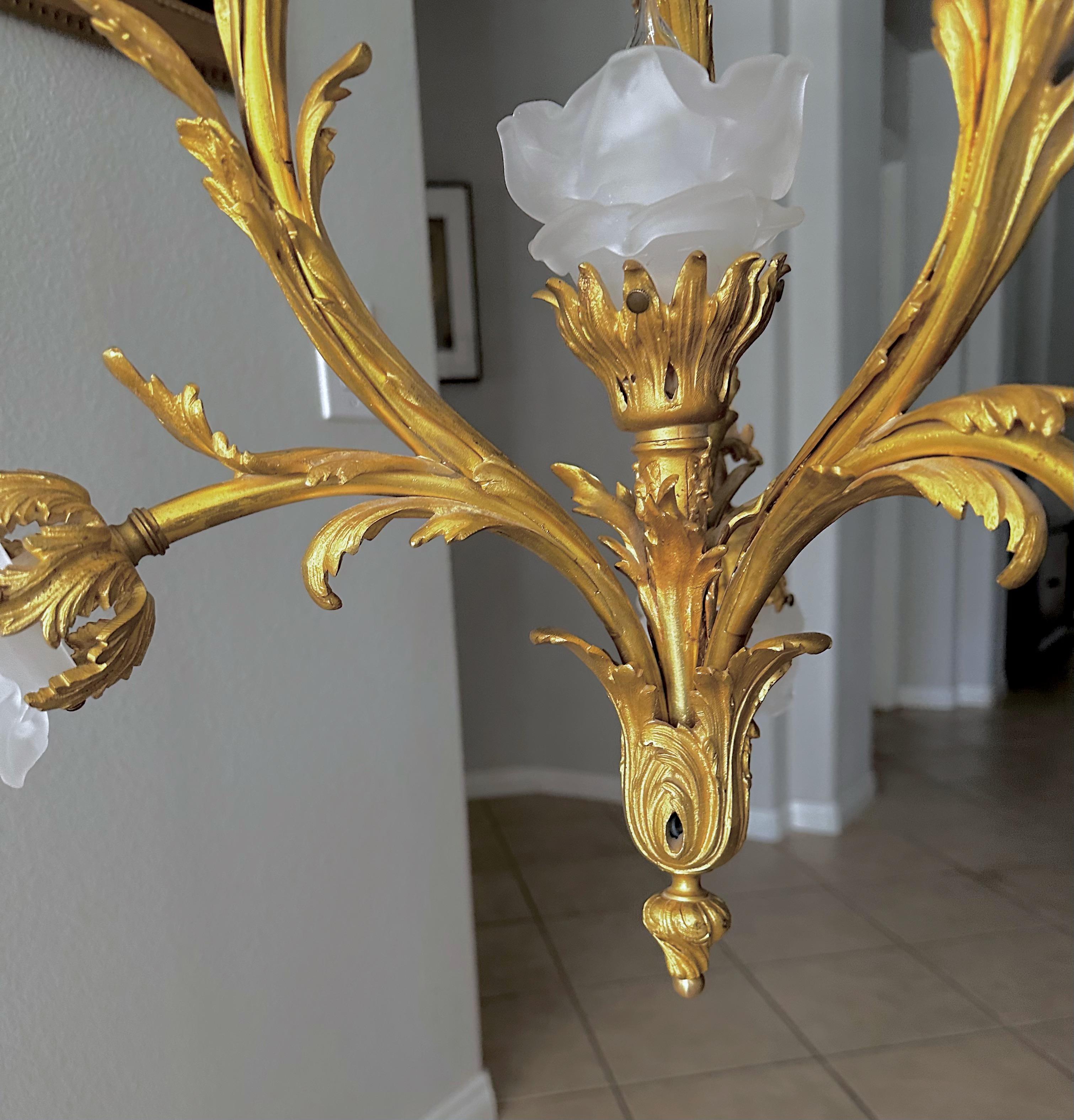 Lustre suspendu de style français XV en bronze doré et verre rose 11