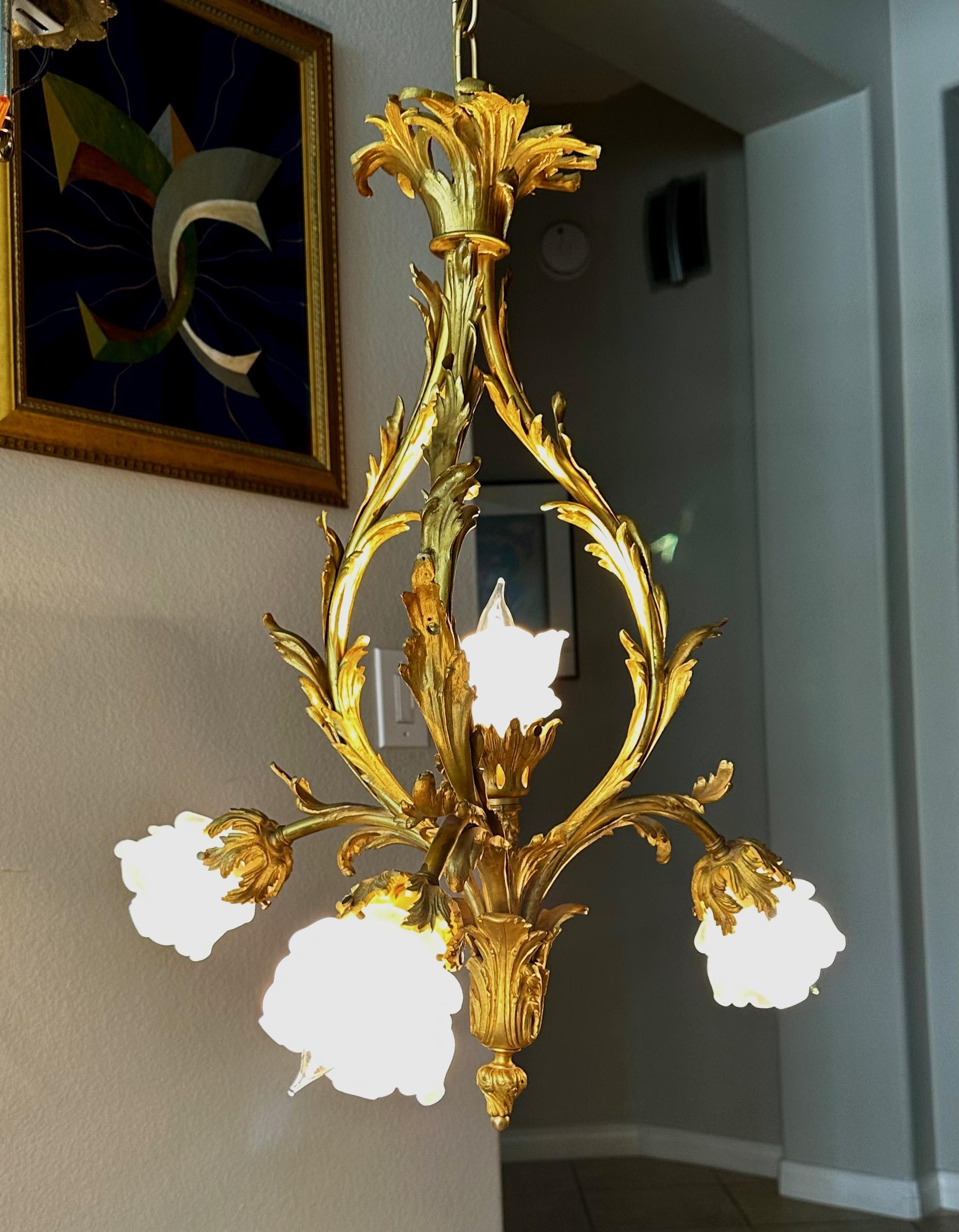 Lustre suspendu de style français XV en bronze doré et verre rose 12