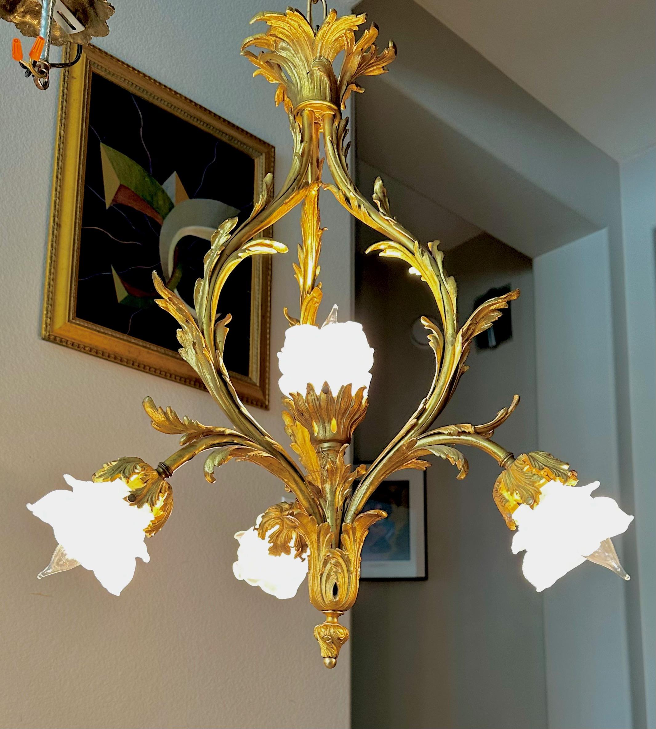 Anhänger-Kronleuchter aus vergoldeter Bronze und Rosenglas im französischen XV.-Stil 14