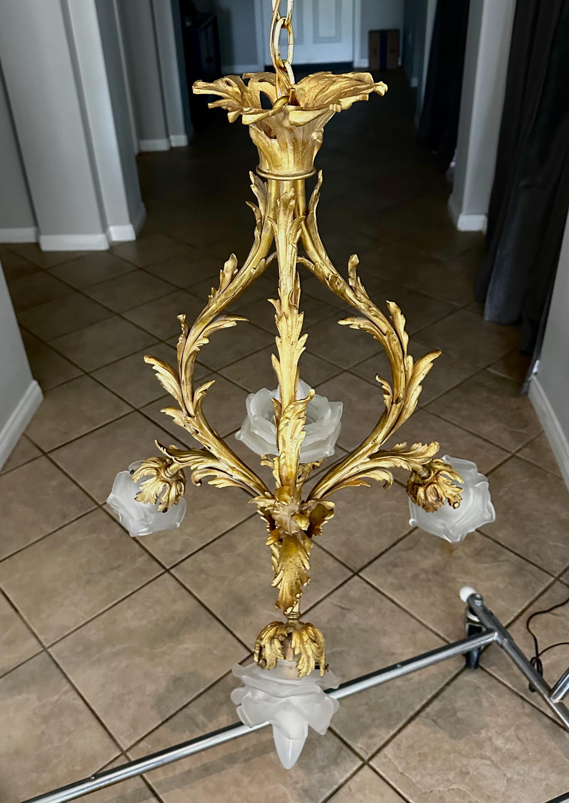 Lámpara colgante de bronce dorado y cristal rosa estilo XV francés Francés en venta