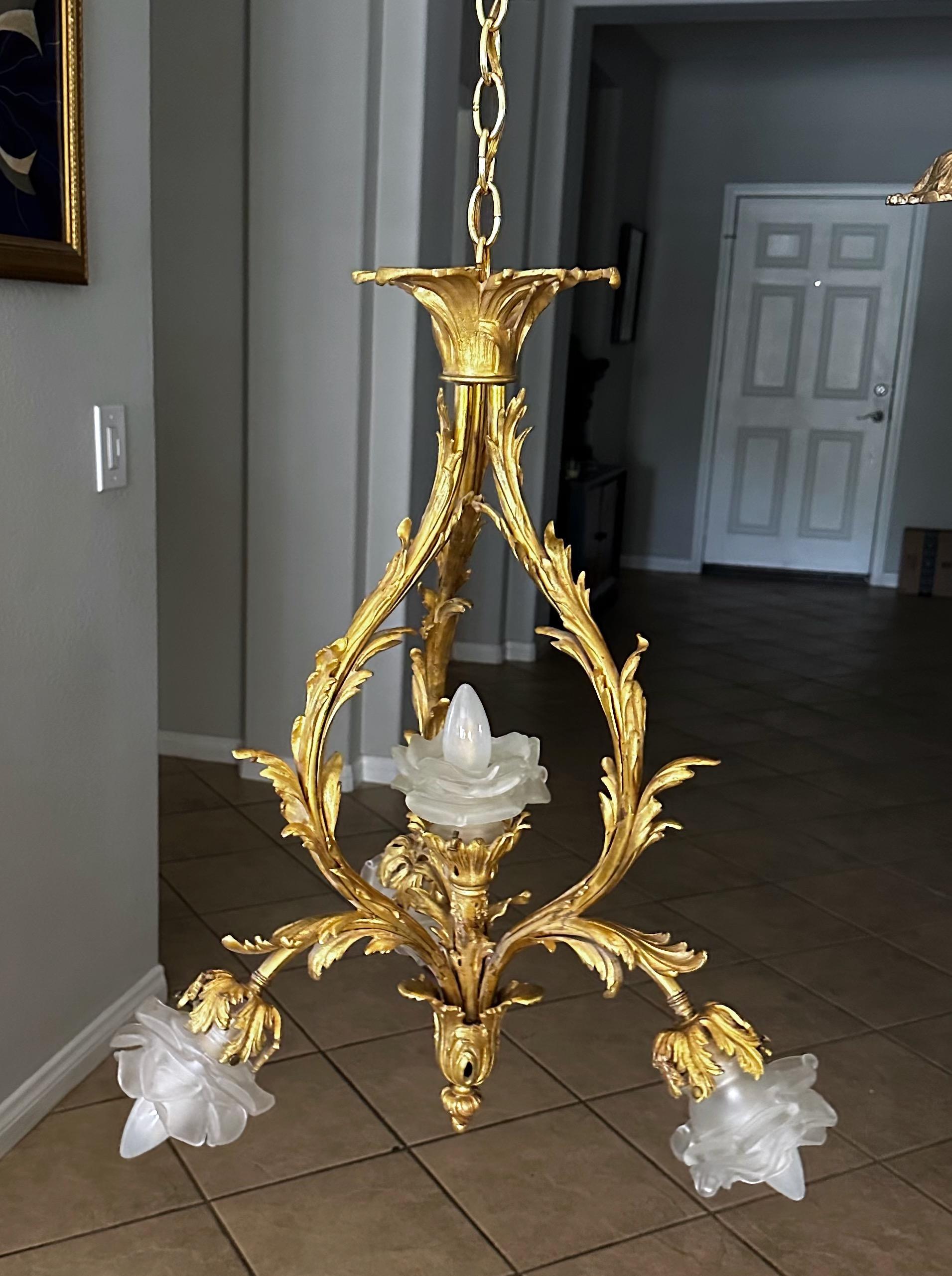 Lámpara colgante de bronce dorado y cristal rosa estilo XV francés en Bueno estado para la venta en Palm Springs, CA