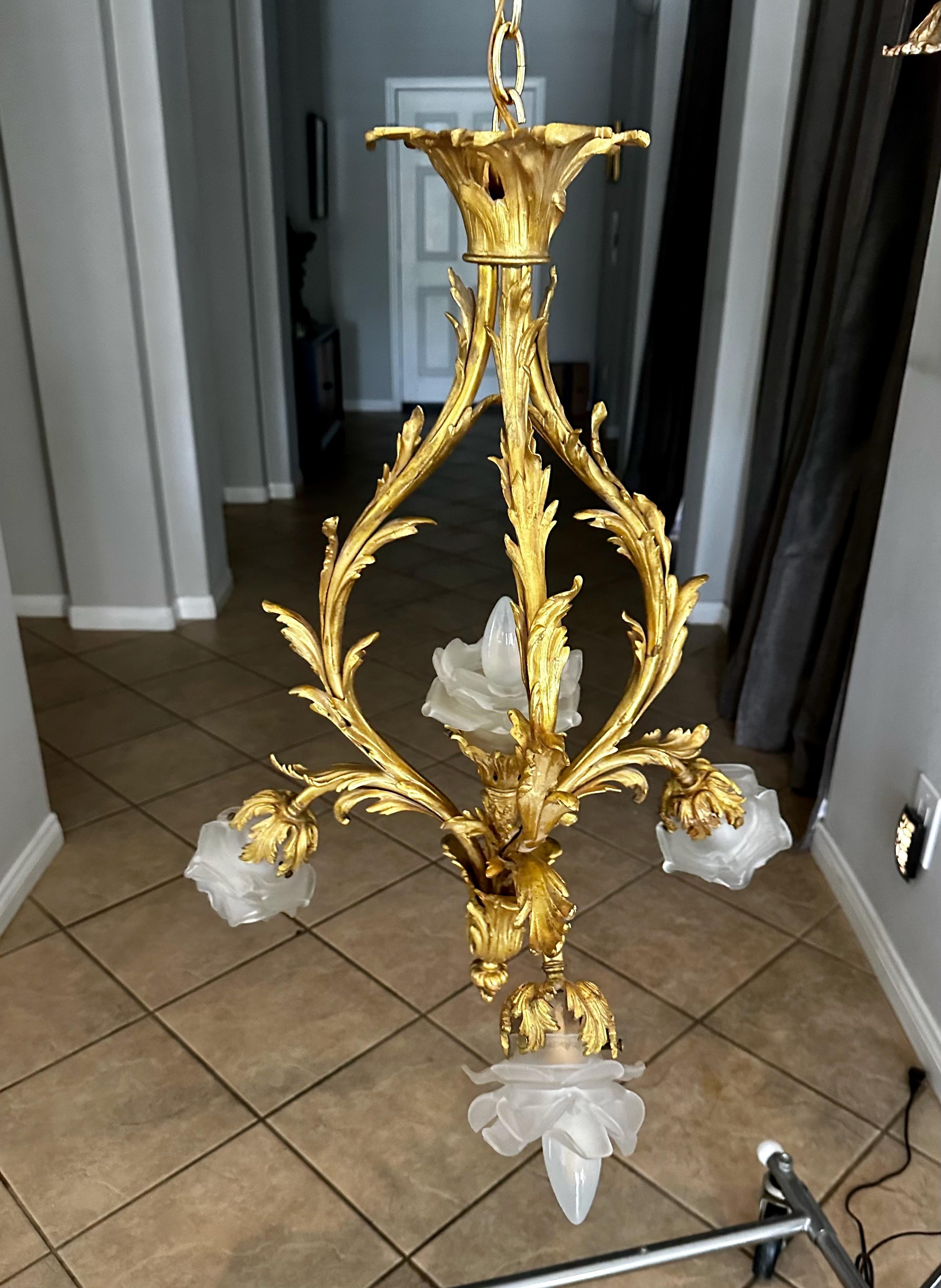 Lámpara colgante de bronce dorado y cristal rosa estilo XV francés mediados del siglo XX en venta