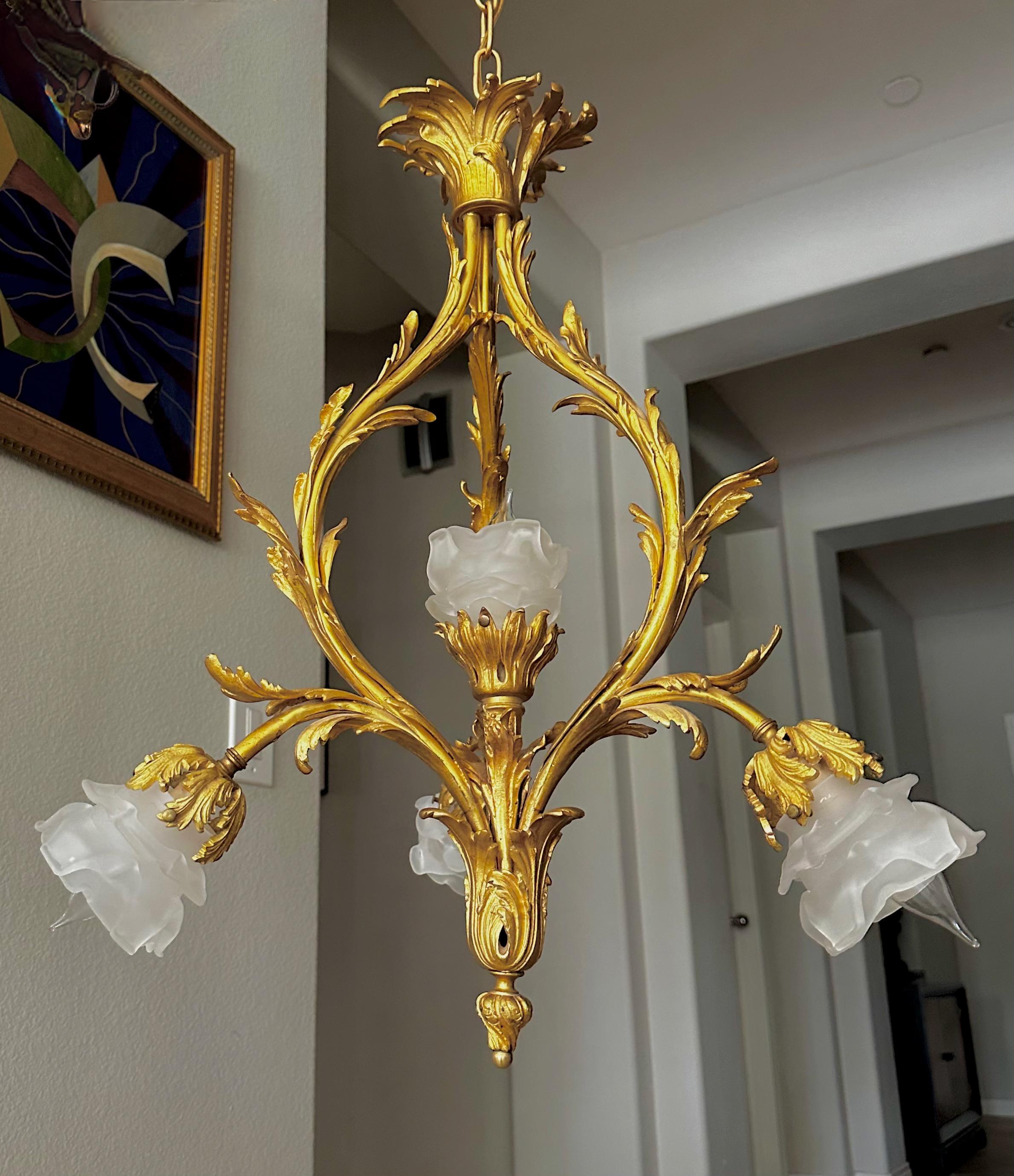 Lustre suspendu de style français XV en bronze doré et verre rose 1