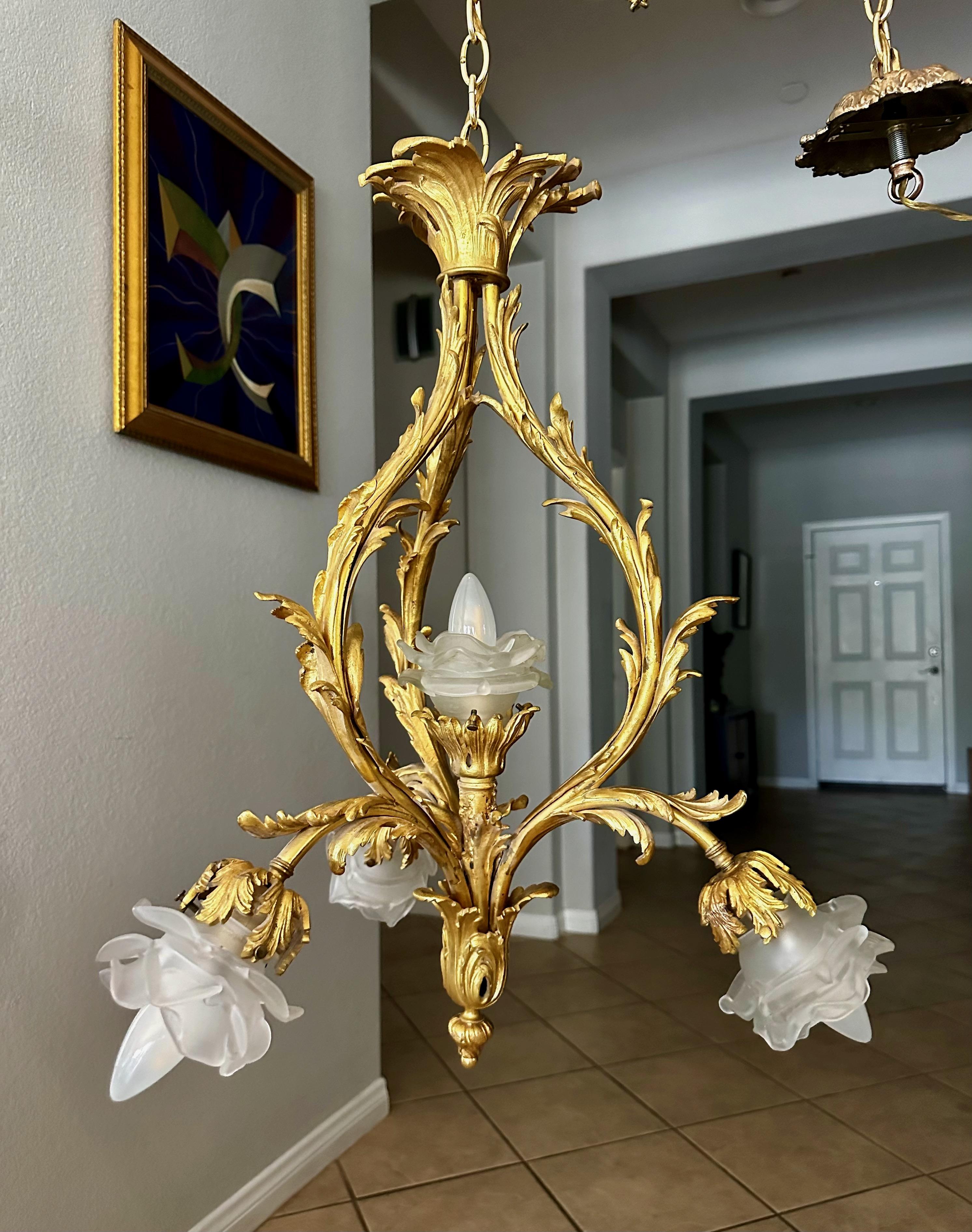 Lámpara colgante de bronce dorado y cristal rosa estilo XV francés en venta 2