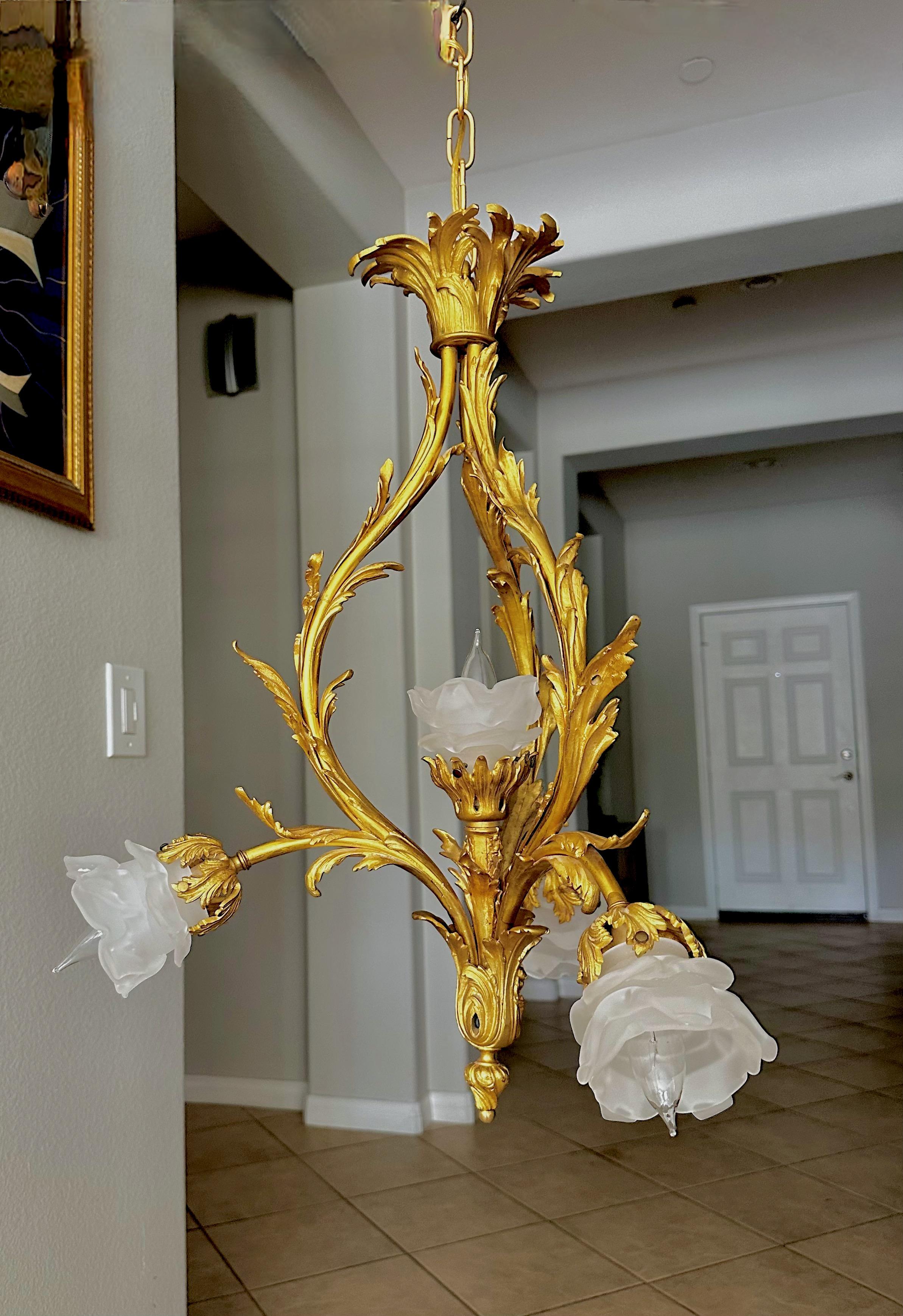 Lustre suspendu de style français XV en bronze doré et verre rose 3