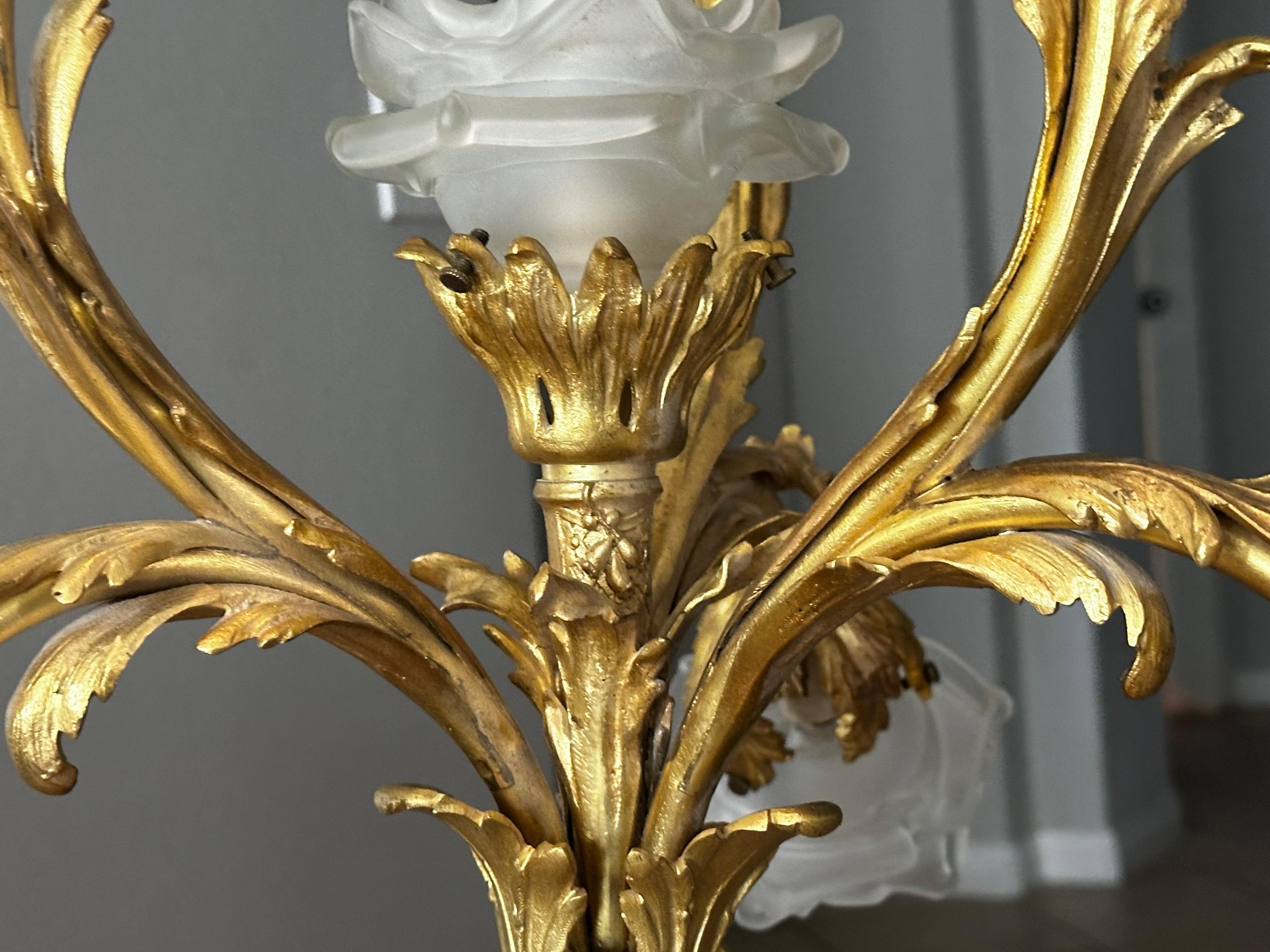 Lámpara colgante de bronce dorado y cristal rosa estilo XV francés en venta 3