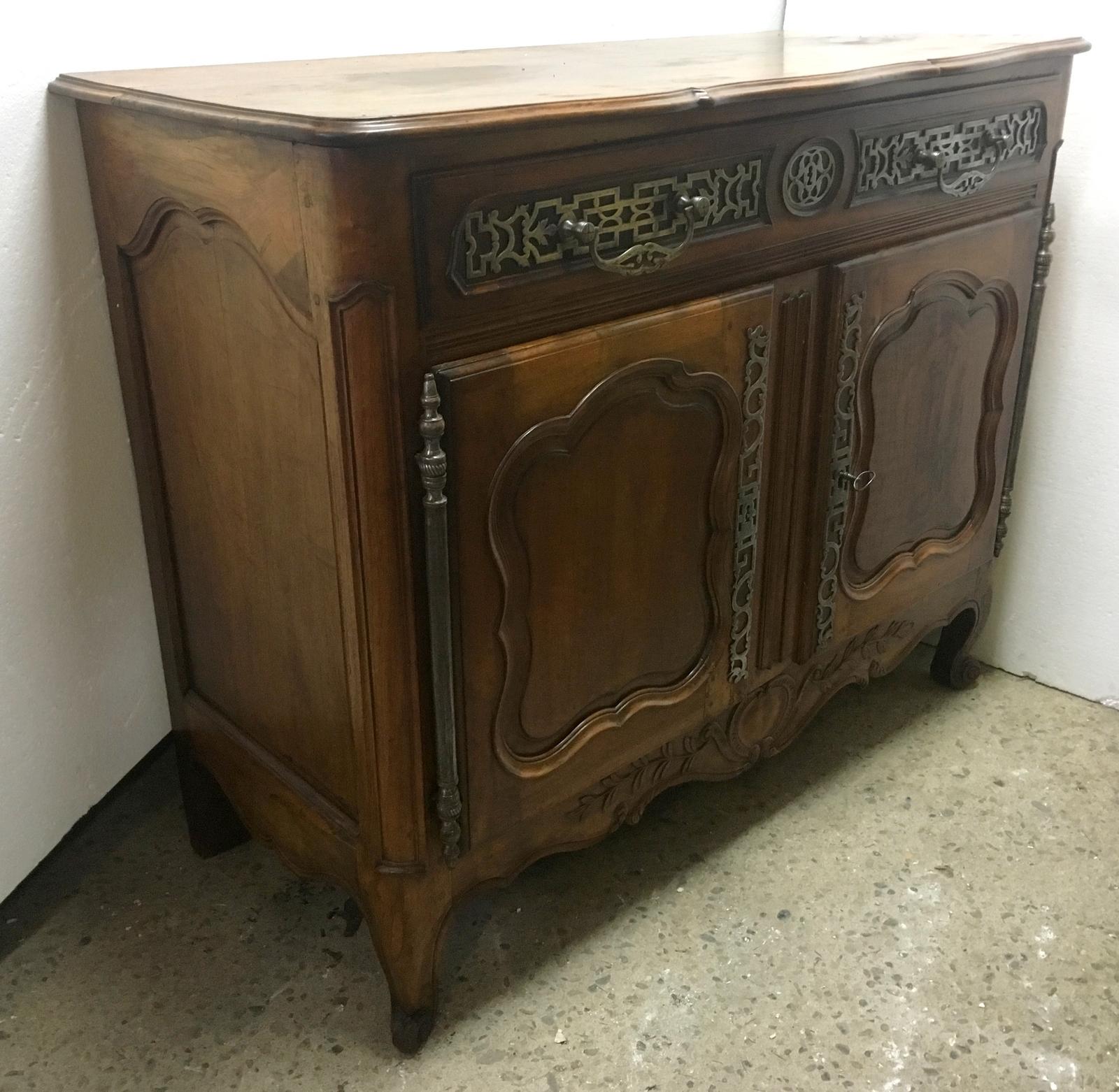 French 18th Century Sideboard in Walnut In Good Condition For Sale In Paris, FR