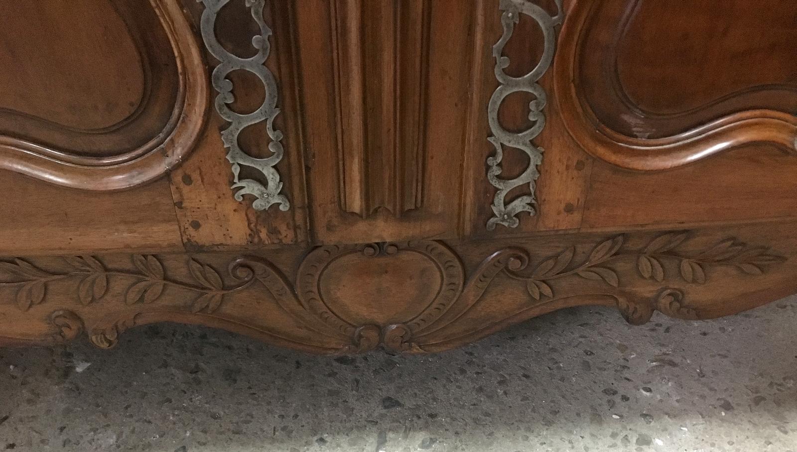 French 18th Century Sideboard in Walnut For Sale 1