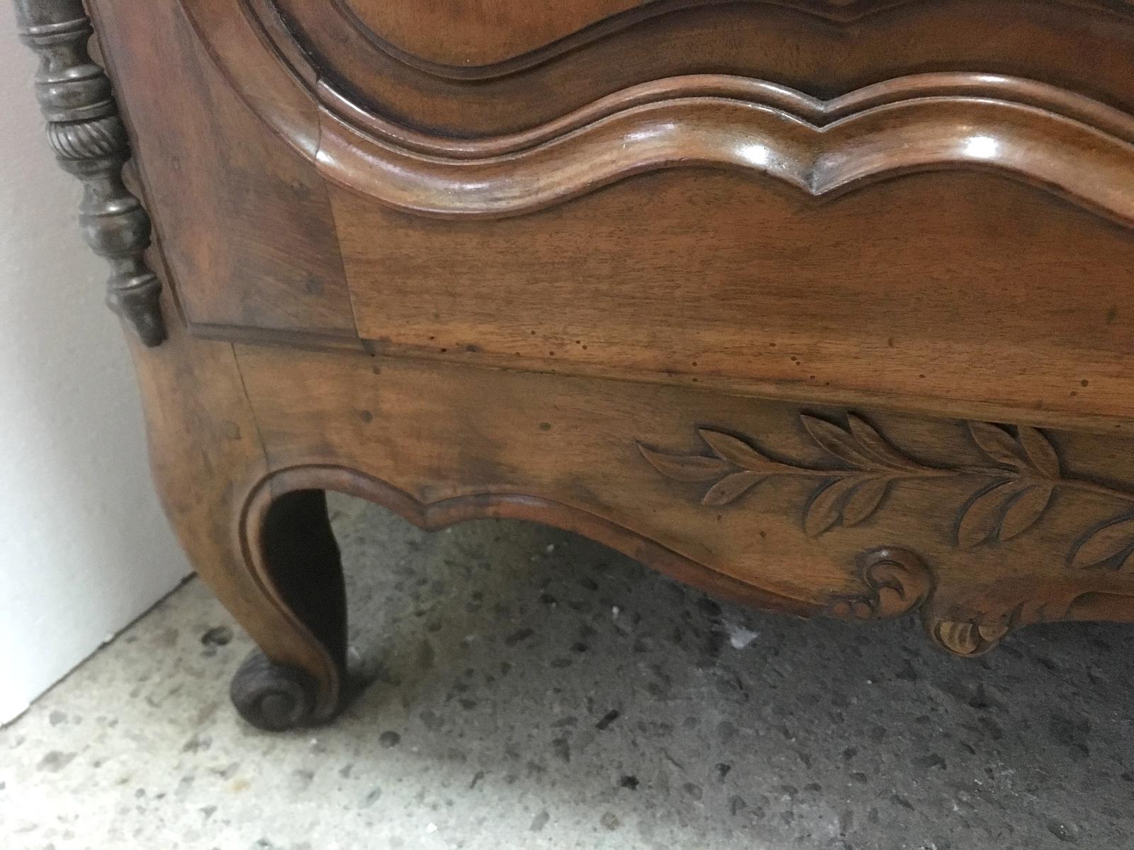 French 18th Century Sideboard in Walnut For Sale 4