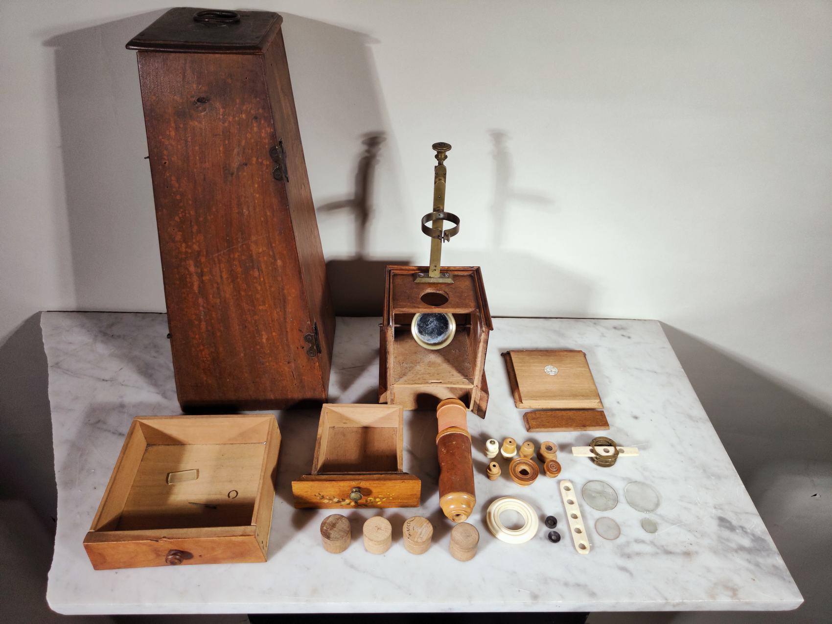 French XVIII TH box microscope for the privilege of the King For Sale 9
