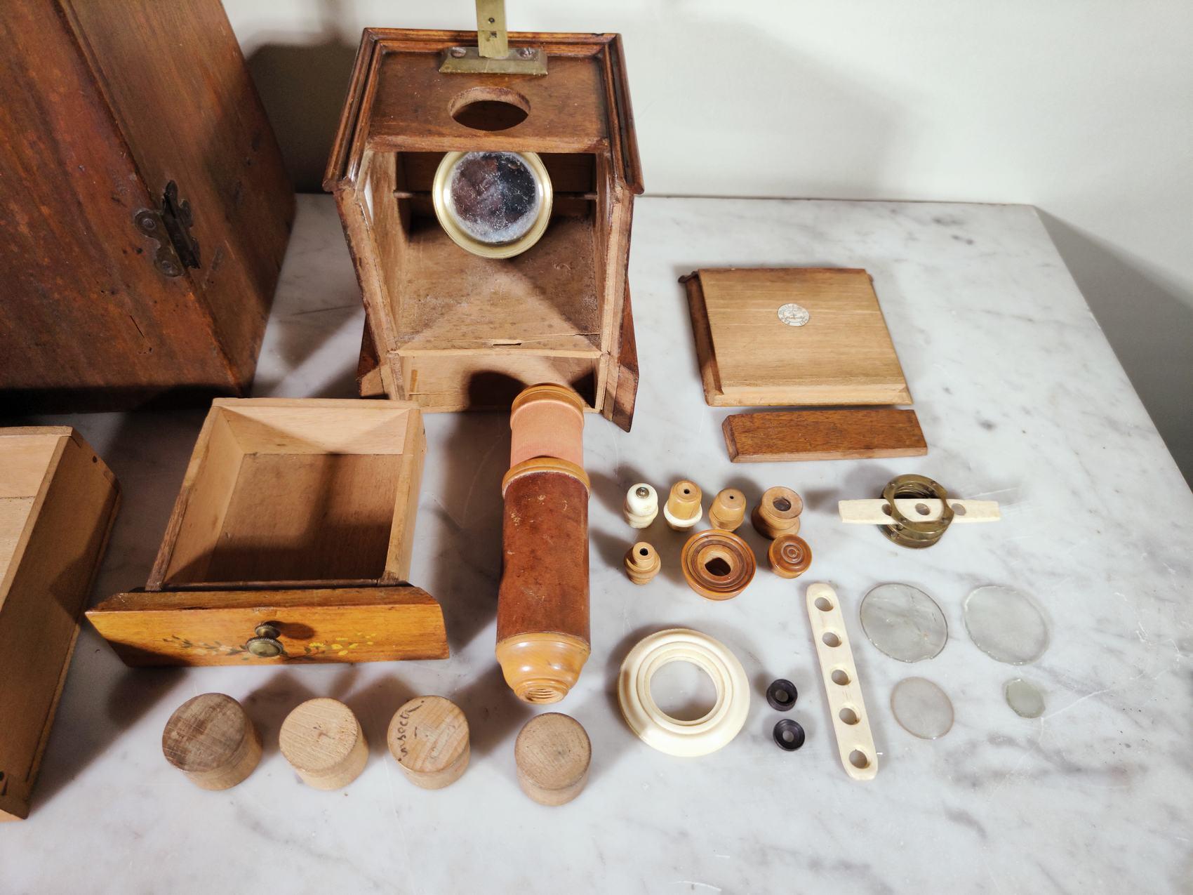 French XVIII TH box microscope for the privilege of the King For Sale 10