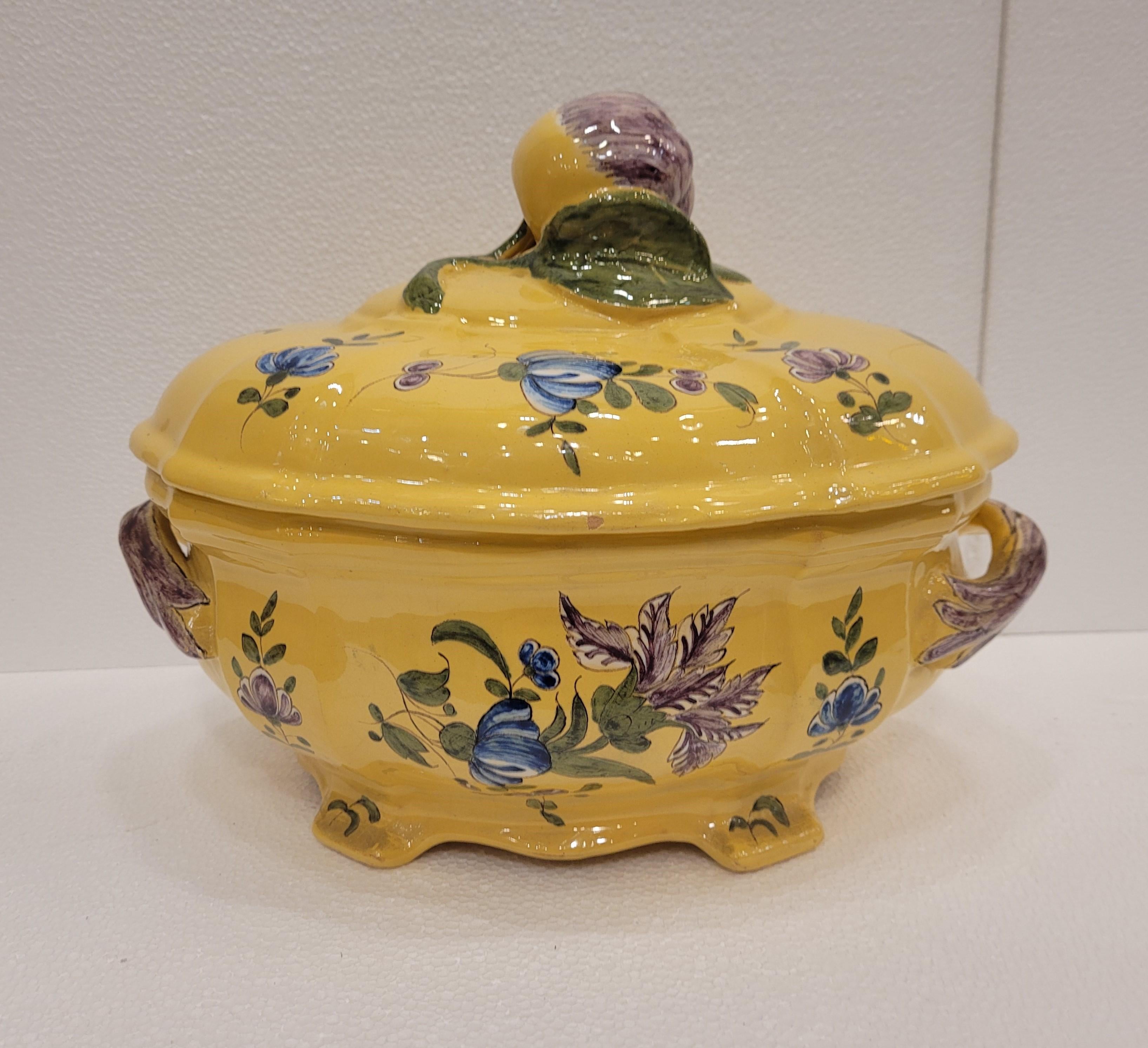 French Yellow and blue Ceramic Tureen or centrepiece Montpellier In Good Condition For Sale In VALLADOLID, ES