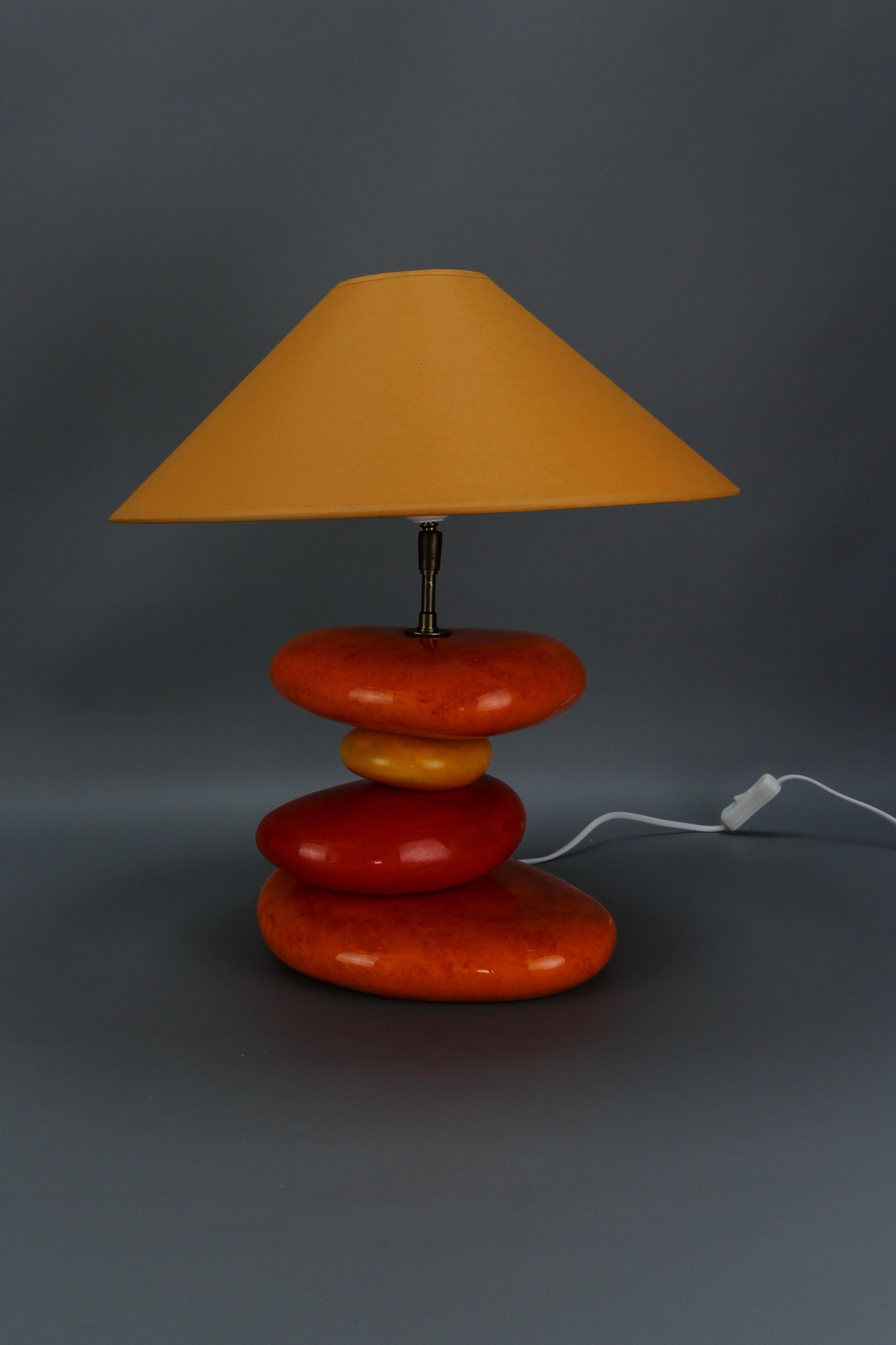 Französische Keramik-Tischlampe von François Châtain, gelb und orange glasiert (Postmoderne) im Angebot