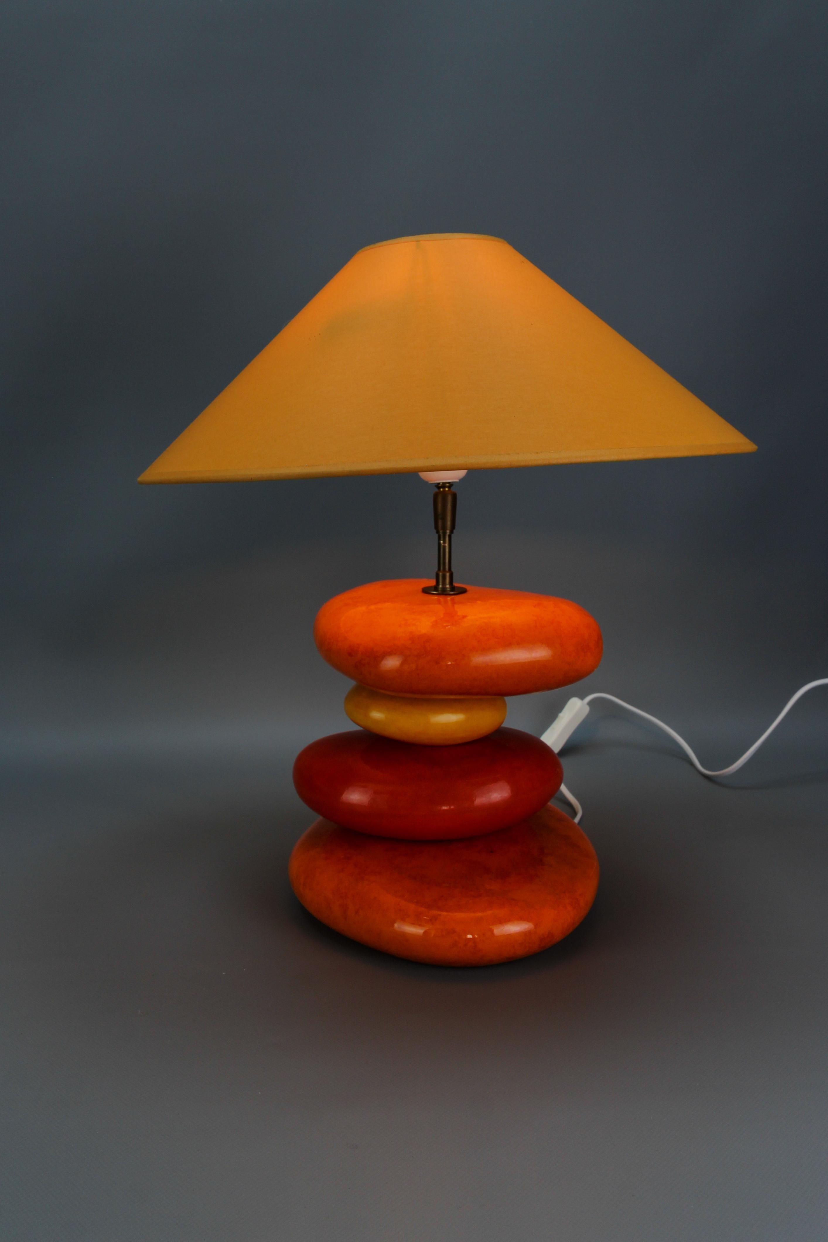 Français Lampe de table en céramique émaillée jaune et orange de François Châtain