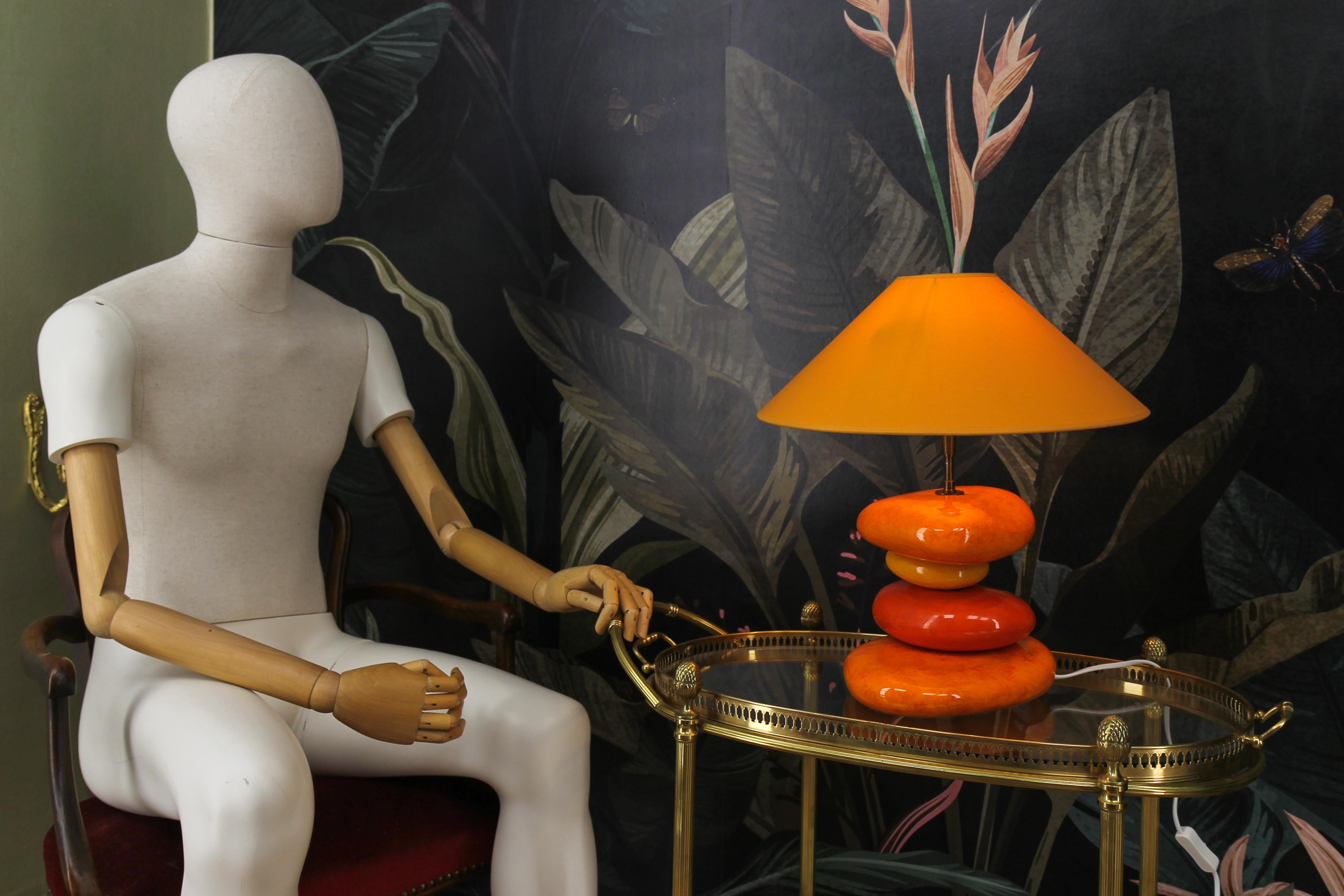 Französische Keramik-Tischlampe von François Châtain, gelb und orange glasiert (Messing) im Angebot
