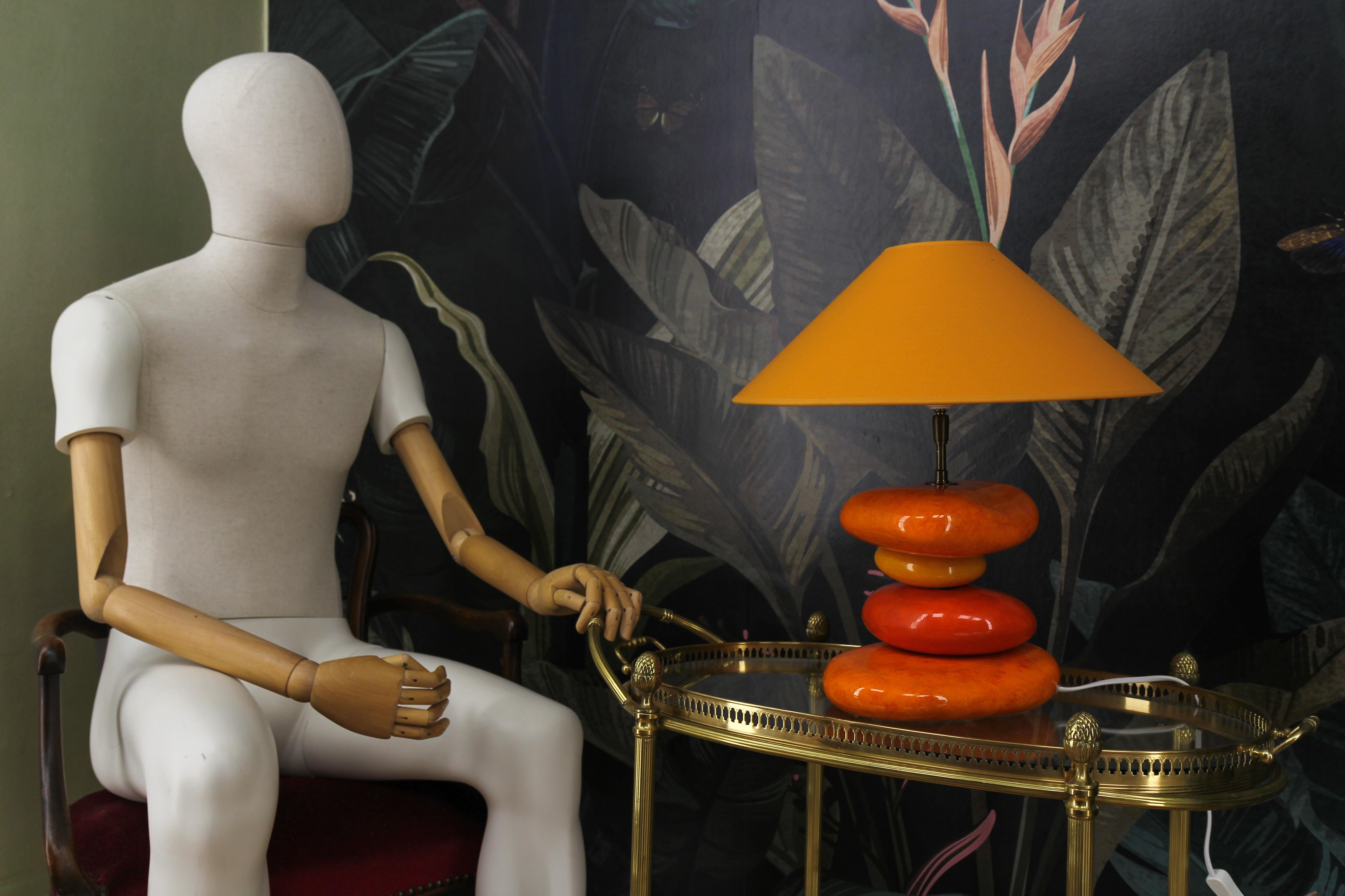 Laiton Lampe de table en céramique émaillée jaune et orange de François Châtain