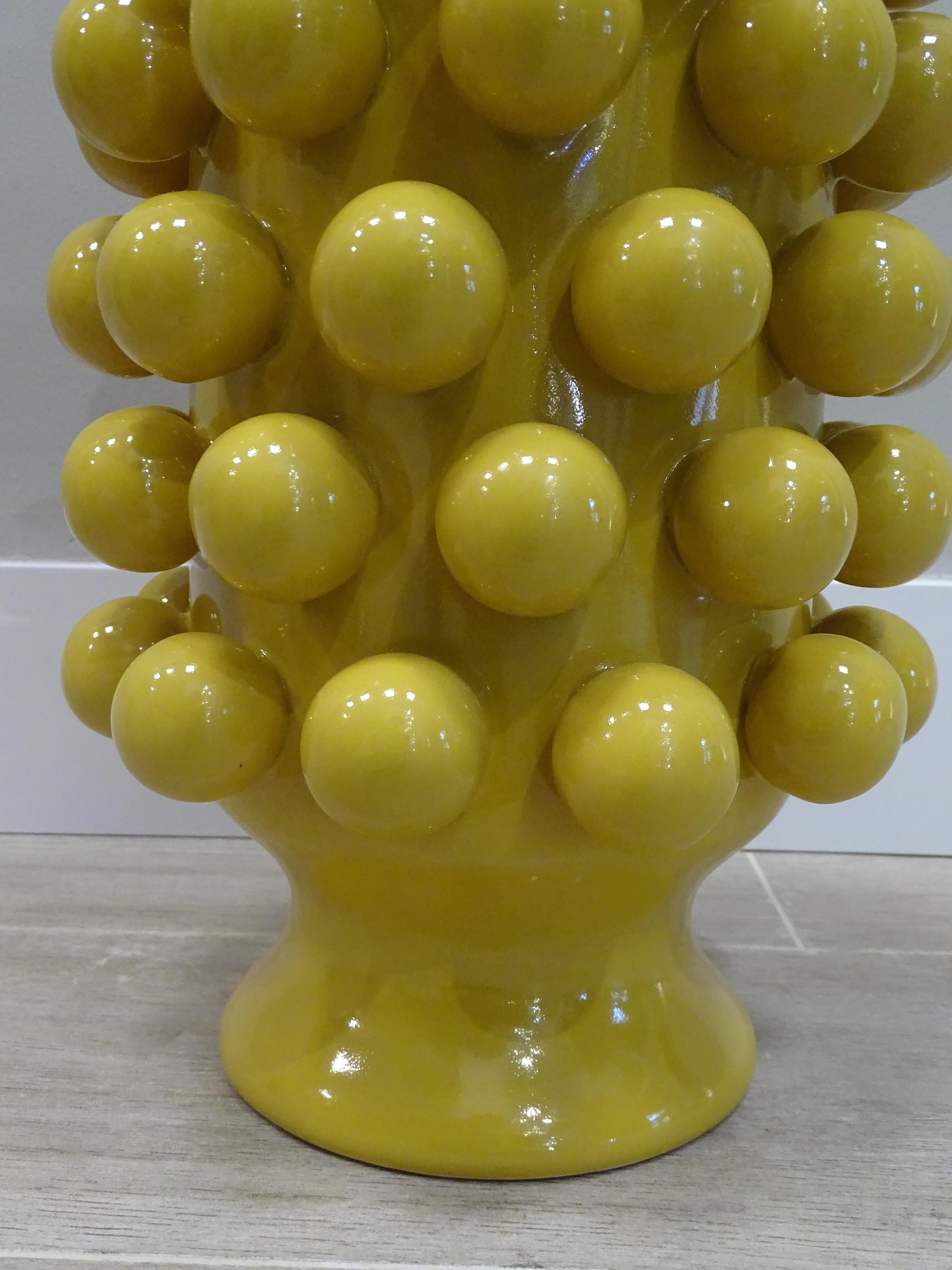Vase en céramique jaune avec boules d'après Lalique 3