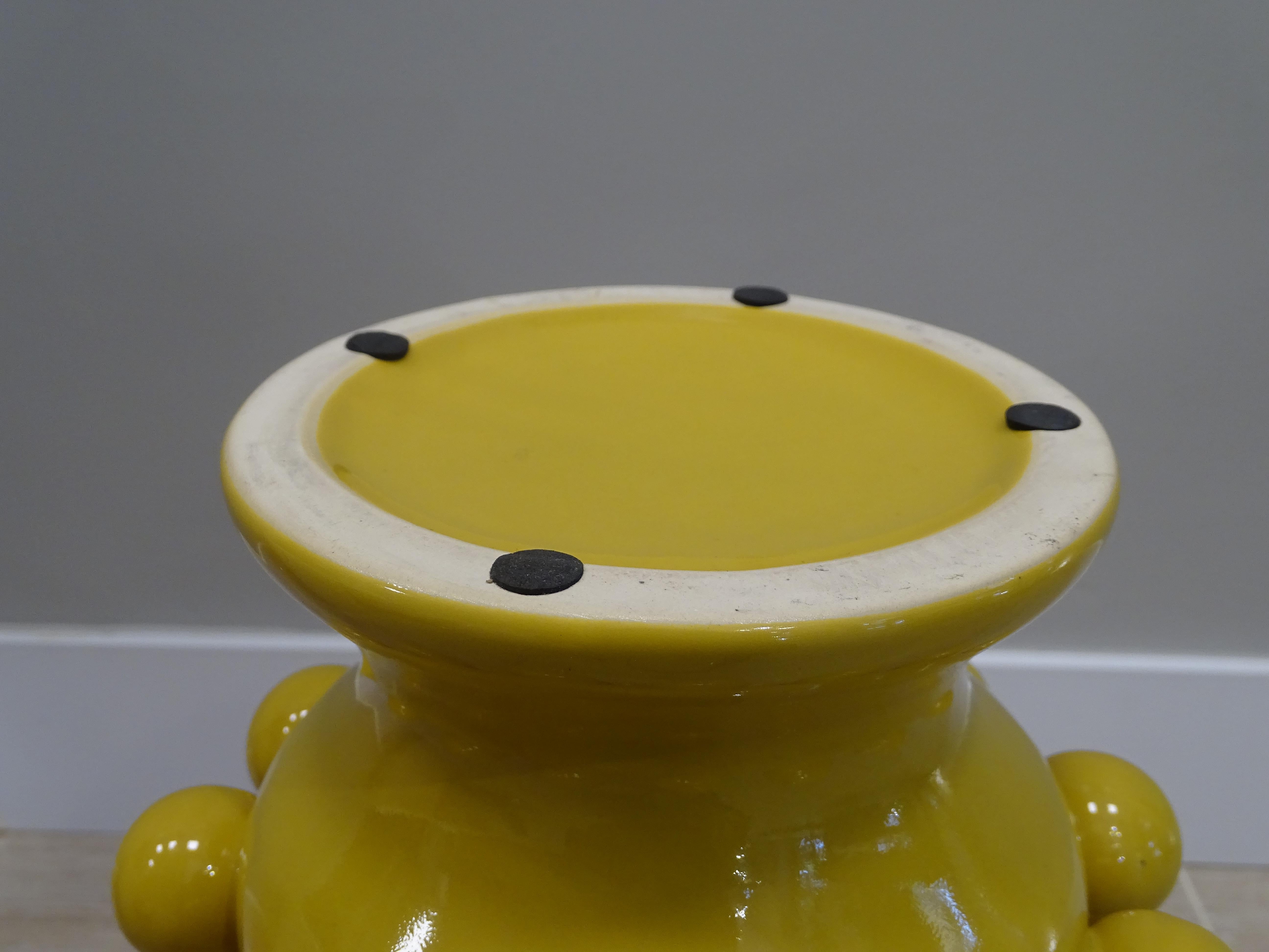 Vase en céramique jaune avec boules d'après Lalique 4