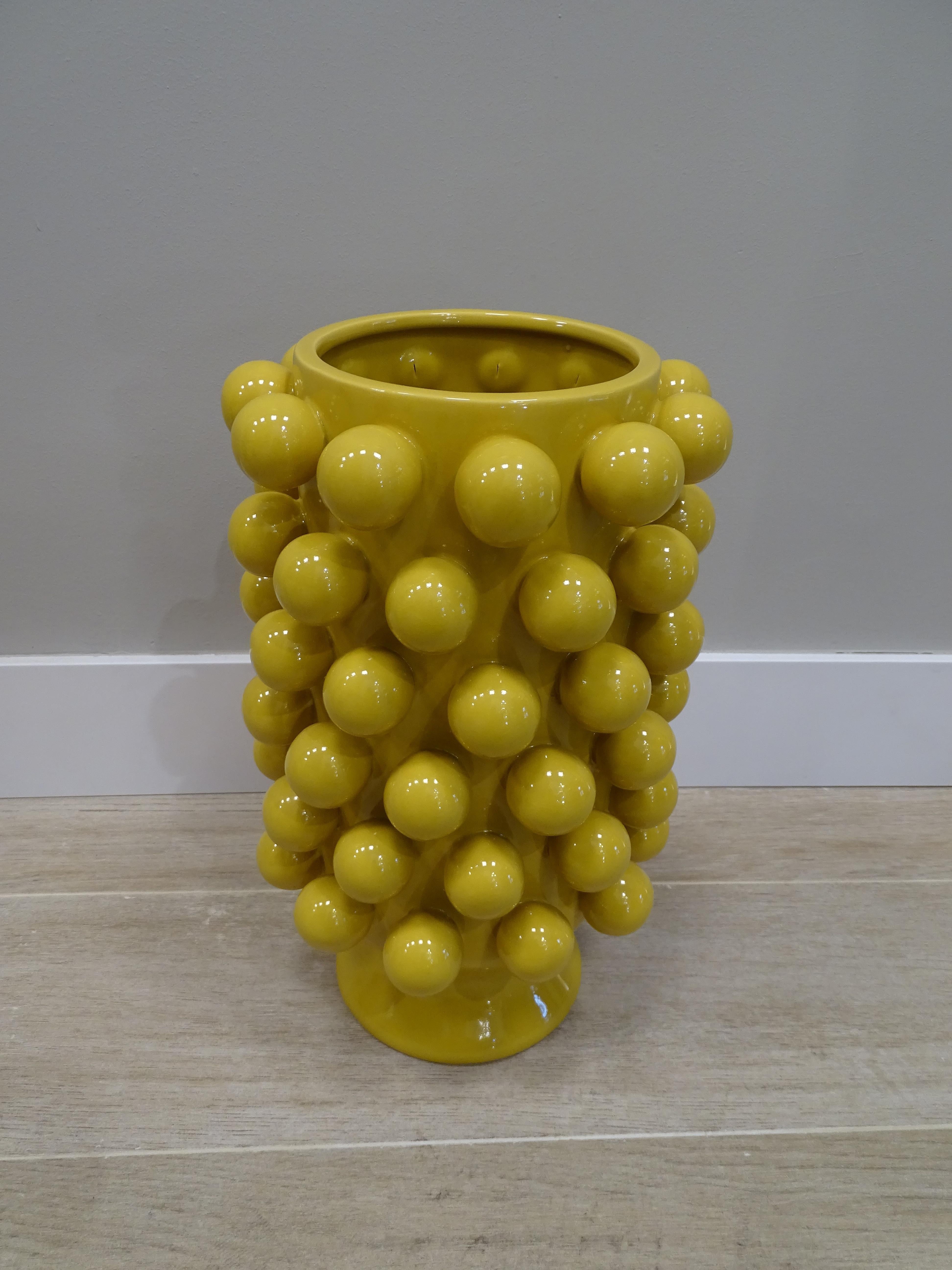 Magnifique vase en céramique jaune, design français fait à la main, style Mid-Century.

La surface originale recouverte de grosses boules donne à ce magnifique vase une grande personnalité. D'après le modèle Mossi fabriqué par la Maison Maison