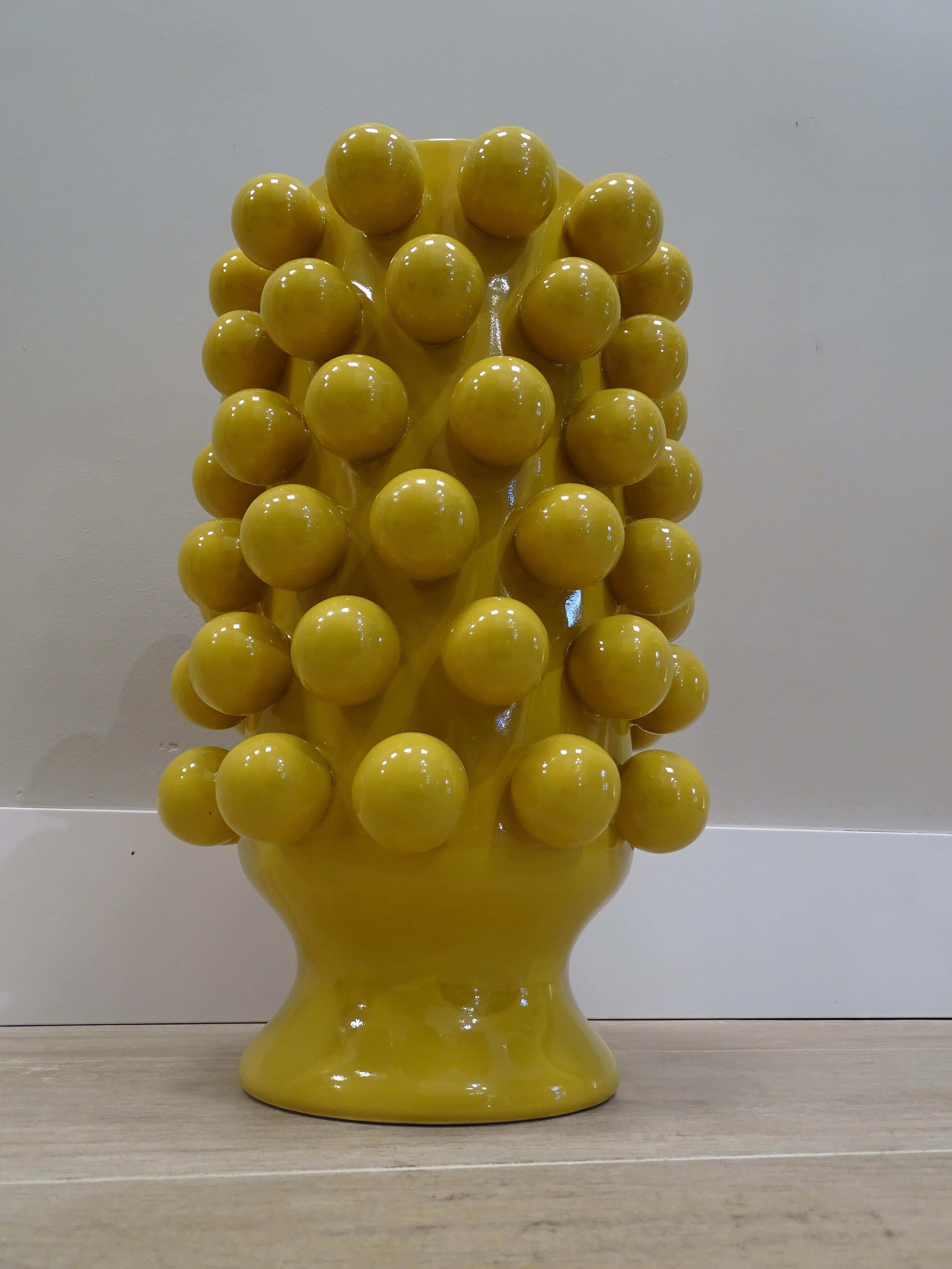 Français Vase en céramique jaune avec boules d'après Lalique