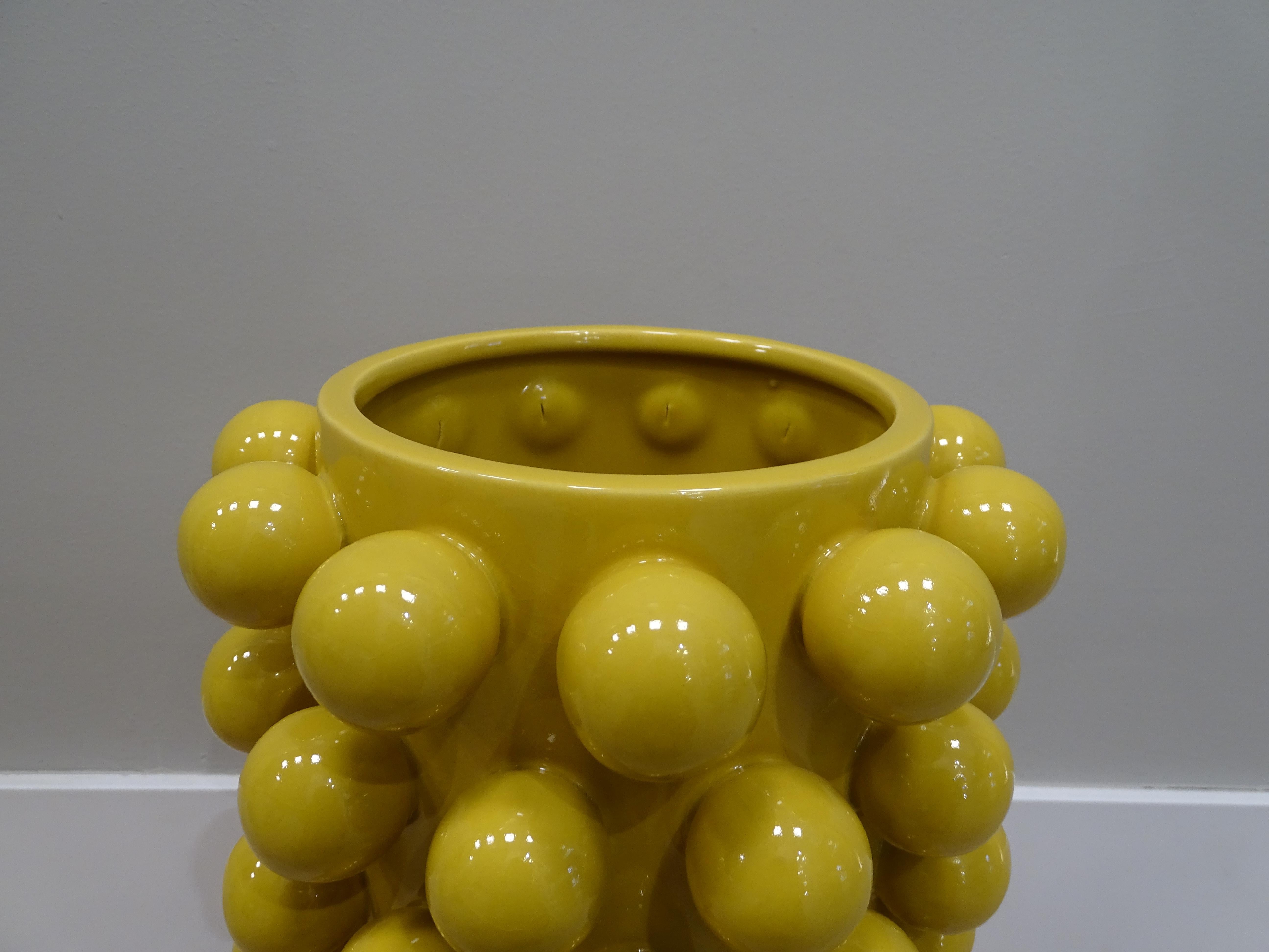 Fait main Vase en céramique jaune avec boules d'après Lalique