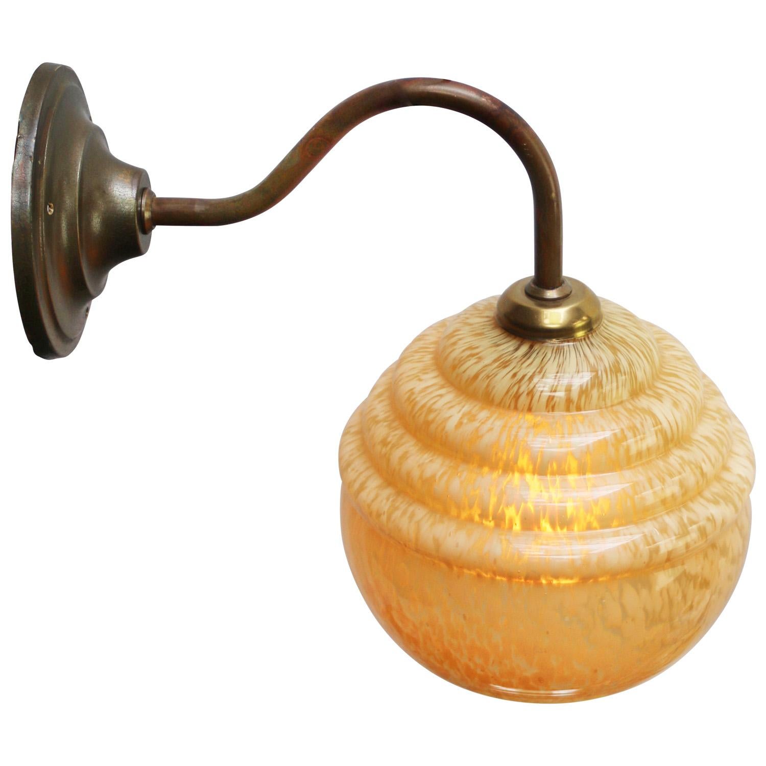 Industriale Lampade da parete in ottone con vetro Clichy giallo francese in vendita