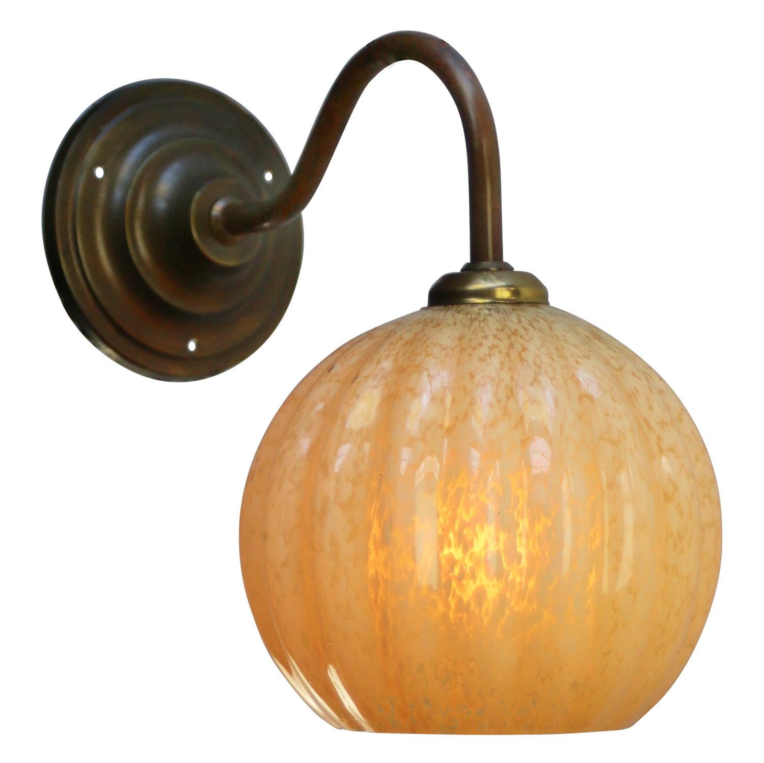 Industriale Lampade da parete in ottone con vetro Clichy giallo francese in vendita