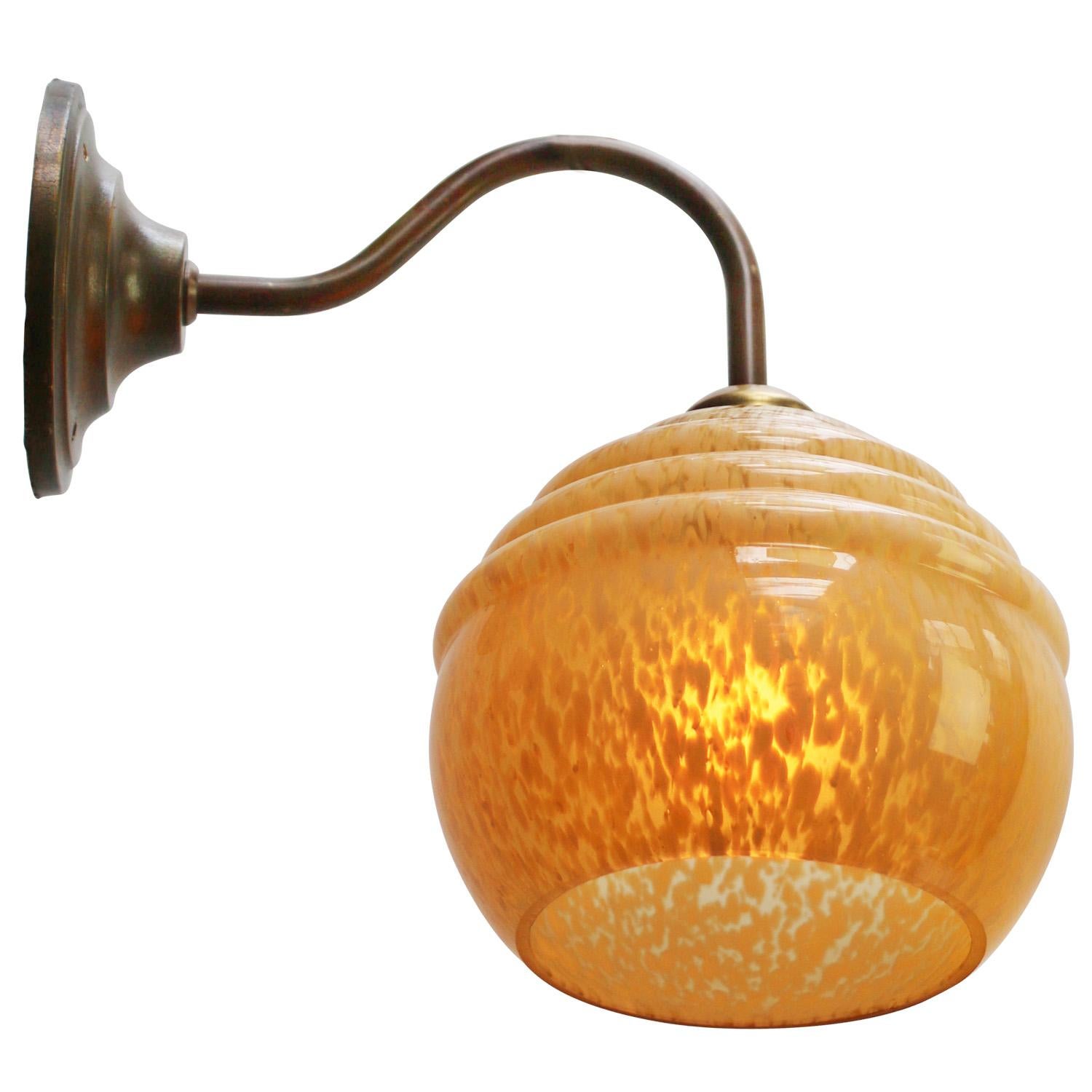 Francese Lampade da parete in ottone con vetro Clichy giallo francese in vendita