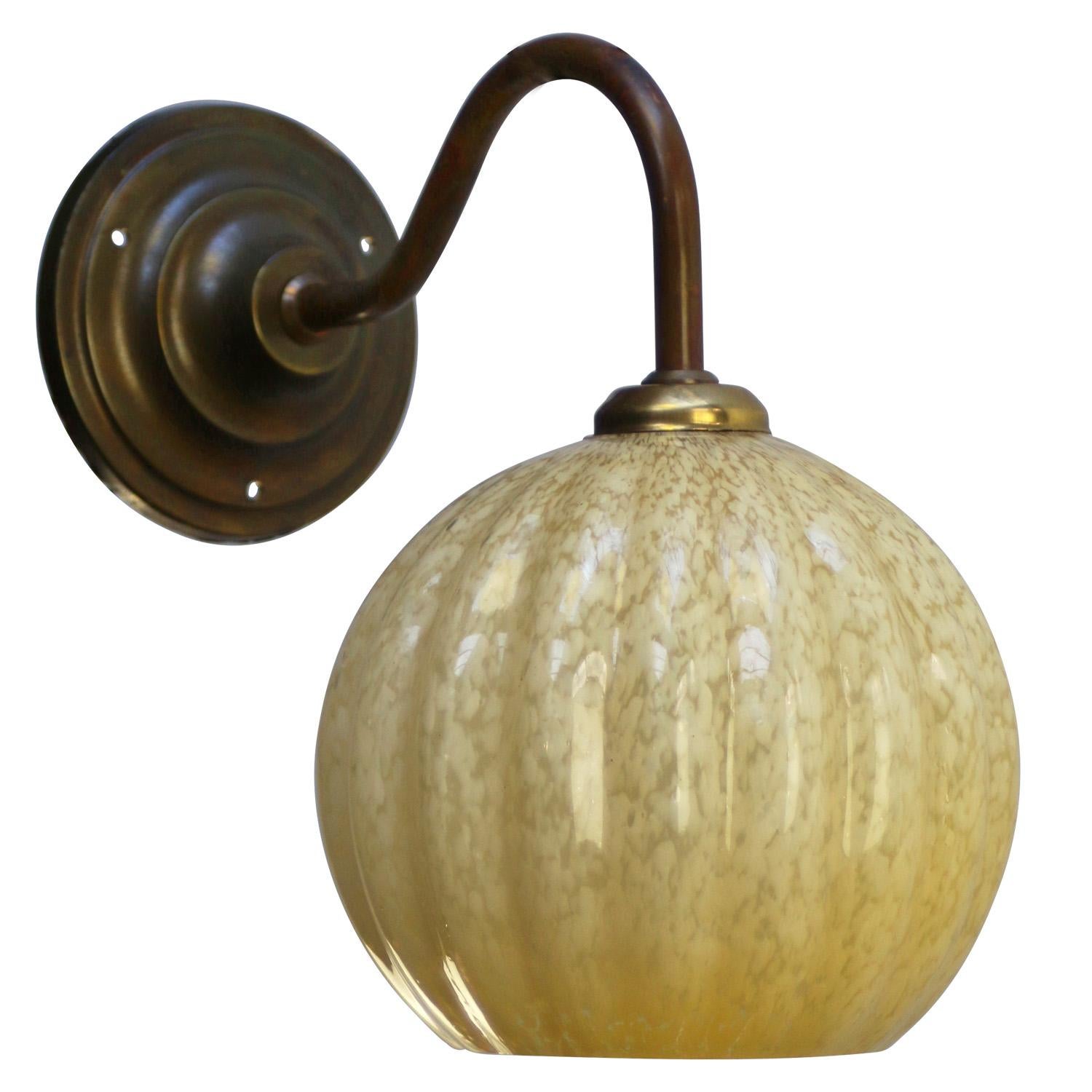 Francese Lampade da parete in ottone con vetro Clichy giallo francese in vendita