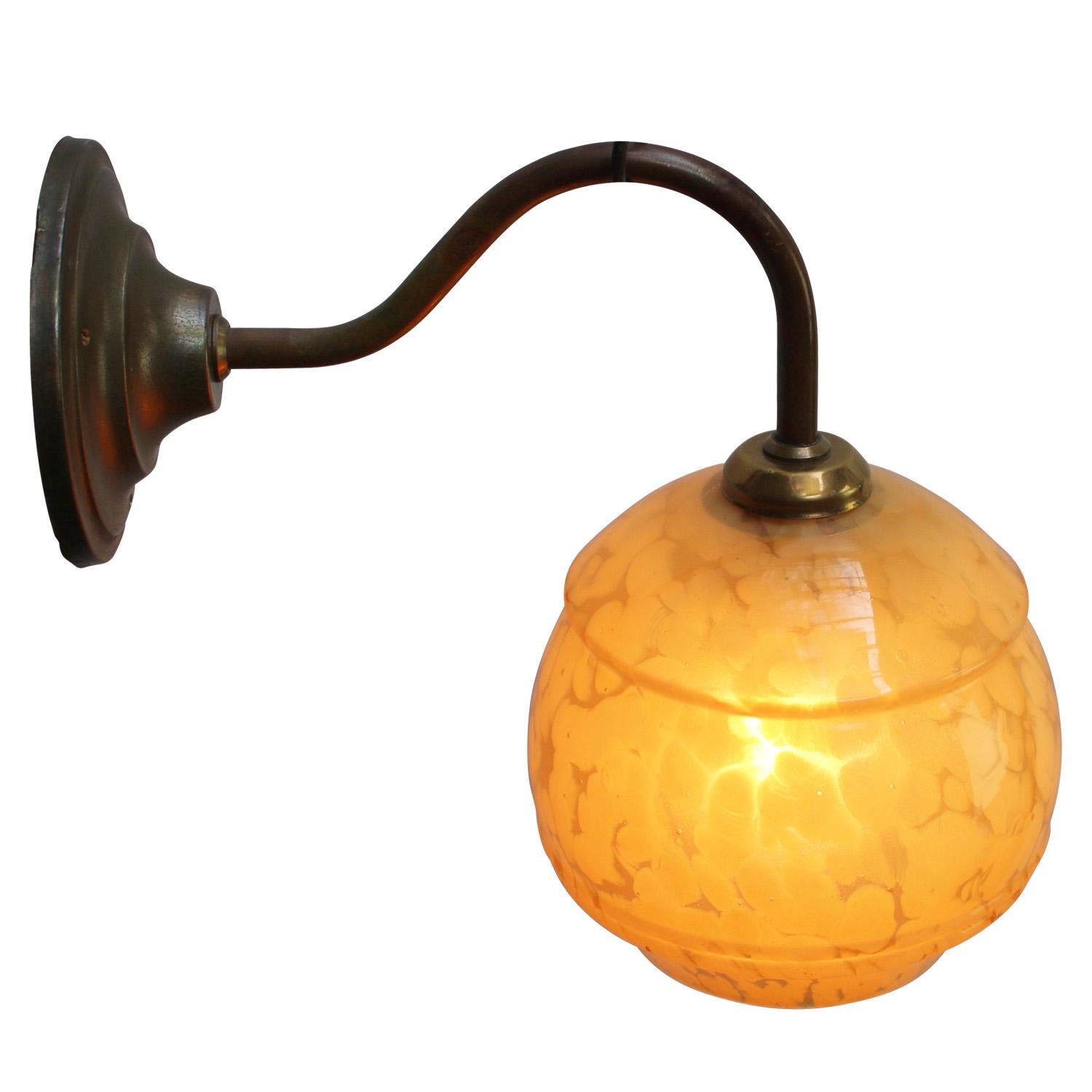 Français Appliques en laiton, verre Clichy, jaune, français en vente