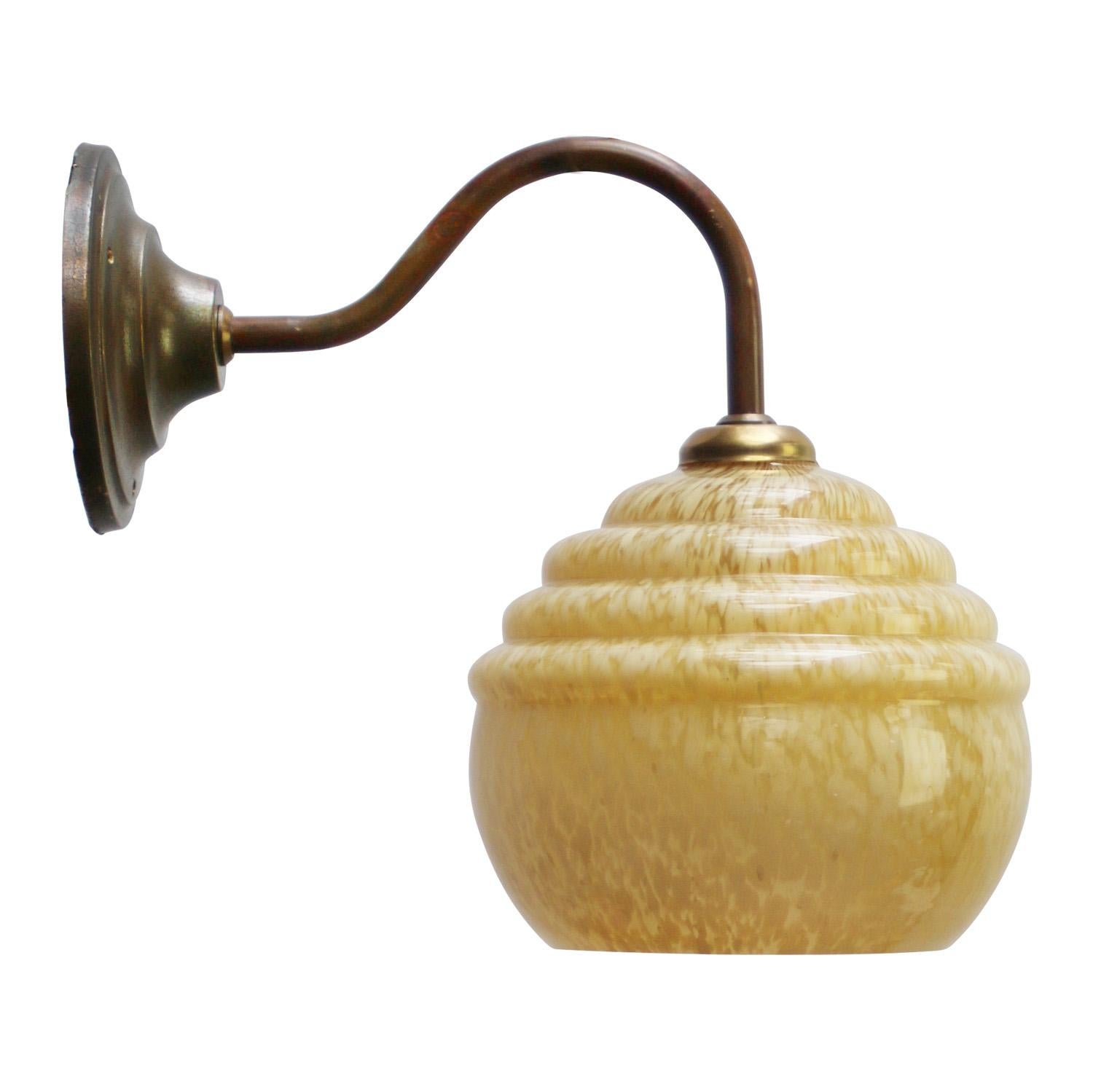 Lampade da parete in ottone con vetro Clichy giallo francese In condizioni buone in vendita a Amsterdam, NL