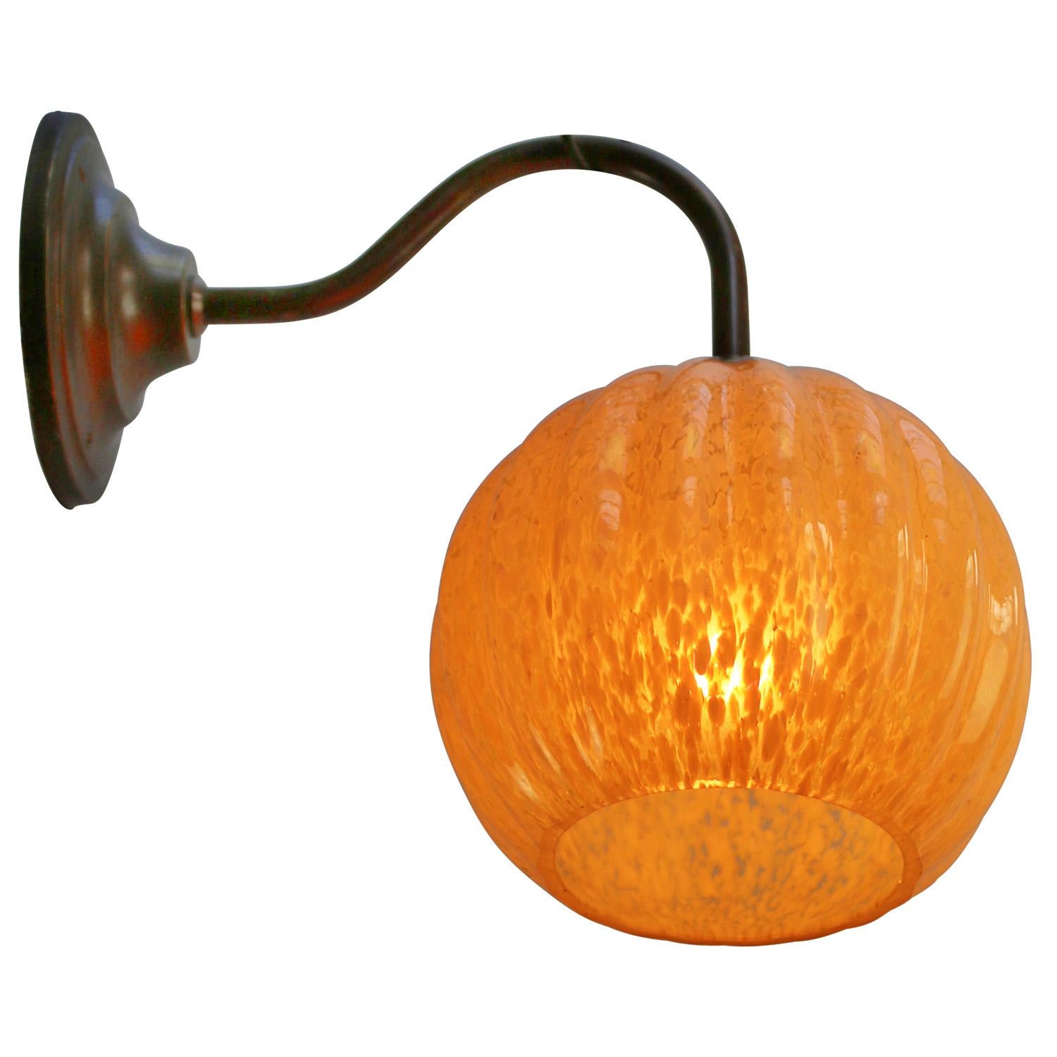 Lampade da parete in ottone con vetro Clichy giallo francese In condizioni buone in vendita a Amsterdam, NL