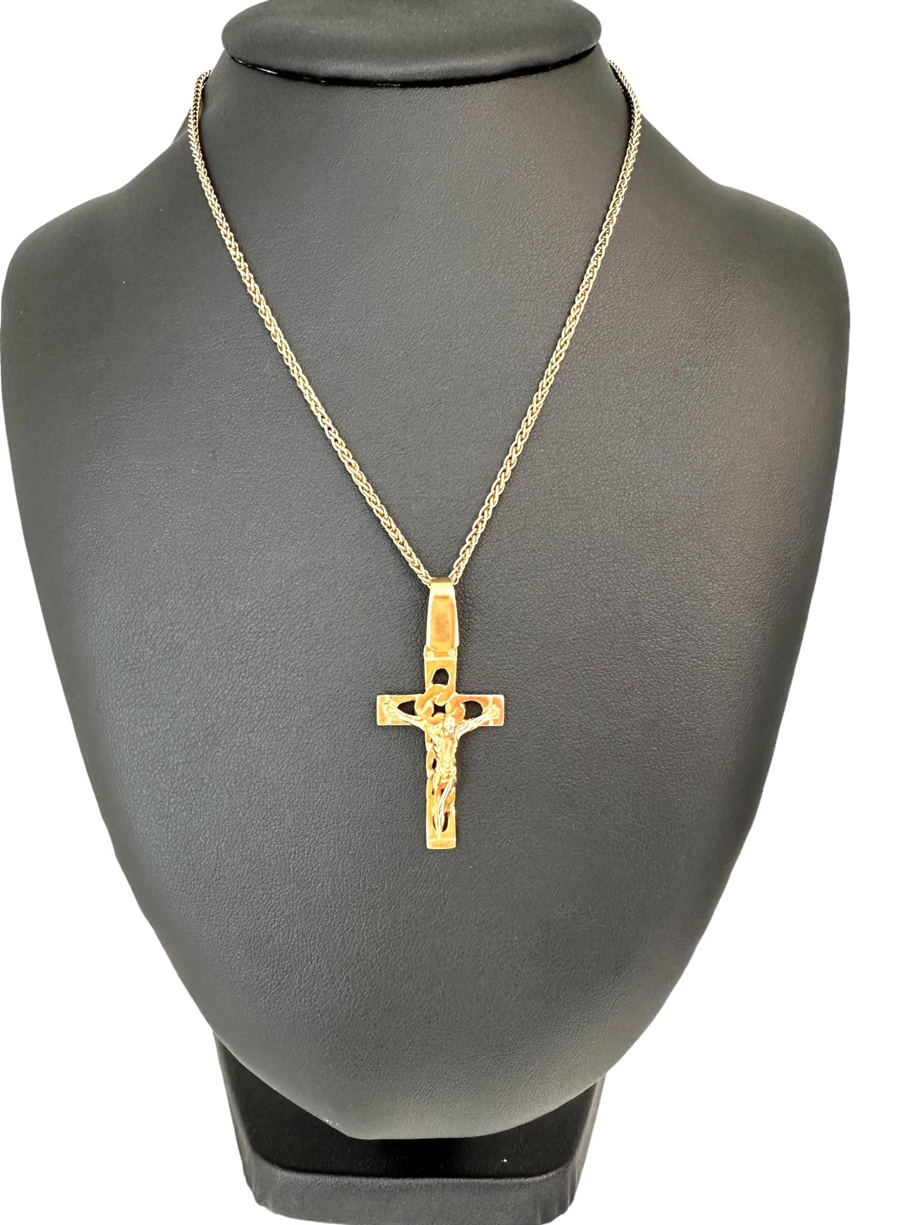 Il Crocifisso francese in oro giallo con design a catena è un gioiello religioso mozzafiato che combina una squisita maestria con un'eleganza senza tempo. Realizzato in lussuoso oro giallo 18 carati secondo la tradizione francese, questo crocifisso