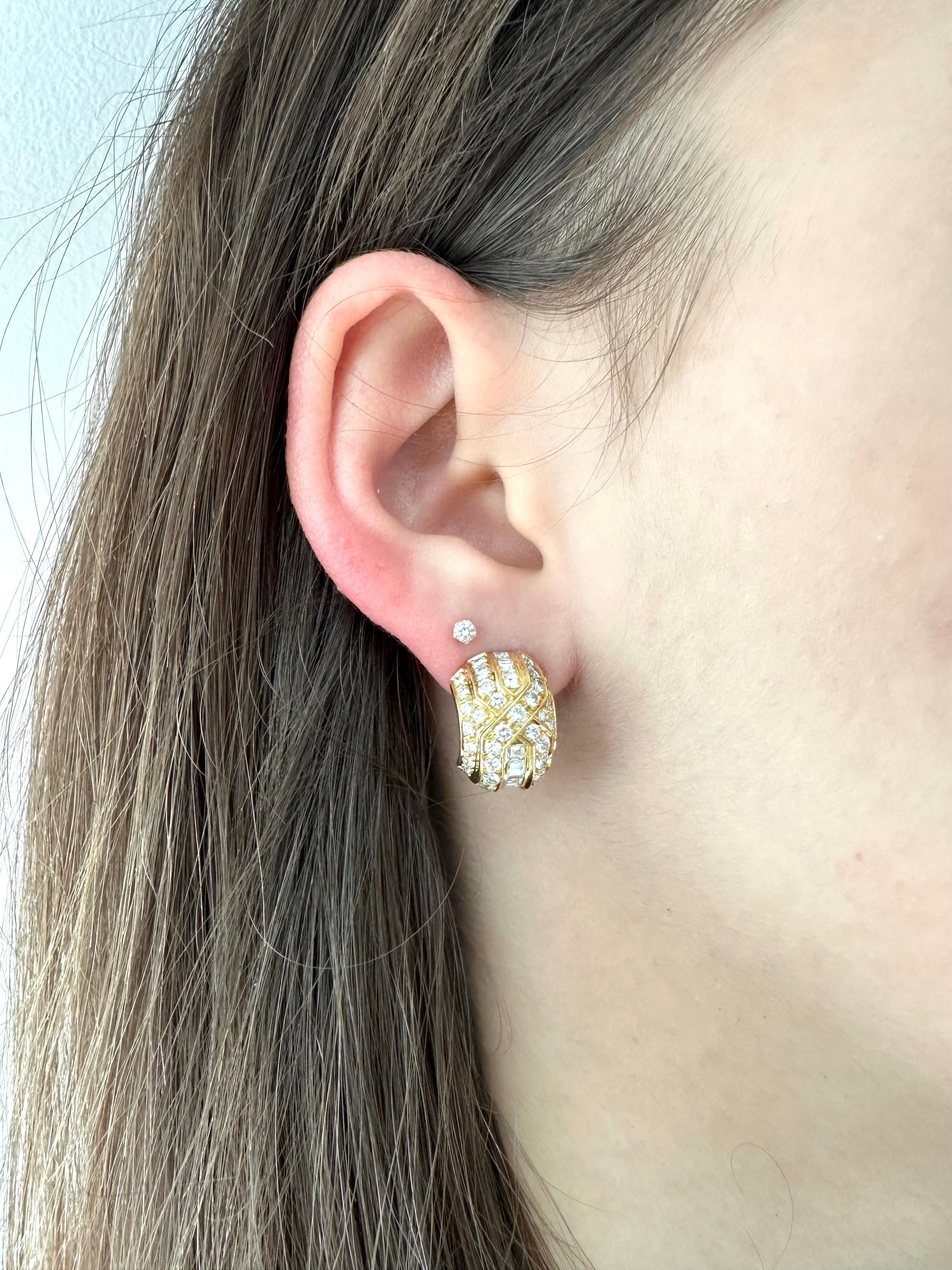 Ces boucles d'oreilles en or jaune français sont un mélange exquis de luxe et d'élégance, mettant en valeur une étonnante gamme de diamants dans un design sophistiqué. Réalisées en or jaune 18kt, ces boucles d'oreilles présentent une combinaison de